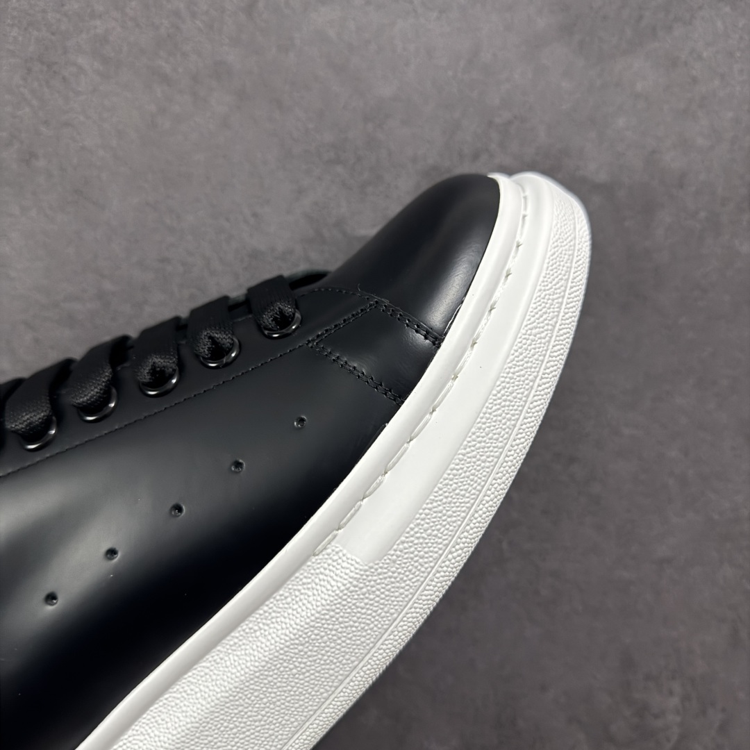 图片[5]-【顶级特价版】亚历山大 Alexander McQueen 麦昆小白鞋 全套专柜包装物及配件(附送快递加固牛皮纸盒) 外盒标嵌入核心防伪芯片装置,秒杀市面文案版本 鞋底支持NFC原码独立扫描 采用丝绸硬质头层小牛皮鞋面材质 内外超软小羊皮贴脚透气及超软PU脚感乳胶物料鞋 外置原抽真空高密度增高底 白色光滑牛皮革系带运动鞋，圆头设计，鞋跟点缀黑色绒面革细节。搭配宽扁鞋带，鞋舌和后帮饰有 Alexander McQueen 品牌标志。阔型橡胶鞋底。运动鞋另配一副白色鞋带材料 100% 小牛皮 所有细节与原版一致 尺码：35 36 37 38 39 40 41 42 43 44 45-选品中心