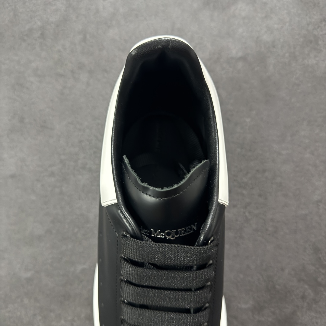 图片[7]-【顶级特价版】亚历山大 Alexander McQueen 麦昆小白鞋 全套专柜包装物及配件(附送快递加固牛皮纸盒) 外盒标嵌入核心防伪芯片装置,秒杀市面文案版本 鞋底支持NFC原码独立扫描 采用丝绸硬质头层小牛皮鞋面材质 内外超软小羊皮贴脚透气及超软PU脚感乳胶物料鞋 外置原抽真空高密度增高底 白色光滑牛皮革系带运动鞋，圆头设计，鞋跟点缀黑色绒面革细节。搭配宽扁鞋带，鞋舌和后帮饰有 Alexander McQueen 品牌标志。阔型橡胶鞋底。运动鞋另配一副白色鞋带材料 100% 小牛皮 所有细节与原版一致 尺码：35 36 37 38 39 40 41 42 43 44 45-选品中心