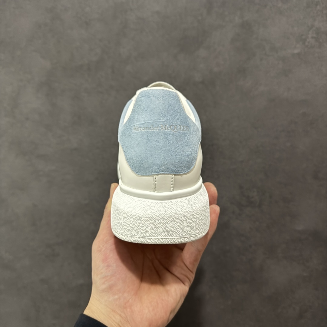 图片[4]-【顶级特价版】亚历山大 Alexander McQueen 麦昆小白鞋 全套专柜包装物及配件(附送快递加固牛皮纸盒) 外盒标嵌入核心防伪芯片装置,秒杀市面文案版本 鞋底支持NFC原码独立扫描 采用丝绸硬质头层小牛皮鞋面材质 内外超软小羊皮贴脚透气及超软PU脚感乳胶物料鞋 外置原抽真空高密度增高底 白色光滑牛皮革系带运动鞋，圆头设计，鞋跟点缀黑色绒面革细节。搭配宽扁鞋带，鞋舌和后帮饰有 Alexander McQueen 品牌标志。阔型橡胶鞋底。运动鞋另配一副白色鞋带材料 100% 小牛皮 所有细节与原版一致 尺码：35 36 37 38 39 40 41 42 43 44 45-选品中心
