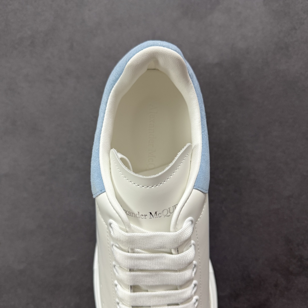图片[7]-【顶级特价版】亚历山大 Alexander McQueen 麦昆小白鞋 全套专柜包装物及配件(附送快递加固牛皮纸盒) 外盒标嵌入核心防伪芯片装置,秒杀市面文案版本 鞋底支持NFC原码独立扫描 采用丝绸硬质头层小牛皮鞋面材质 内外超软小羊皮贴脚透气及超软PU脚感乳胶物料鞋 外置原抽真空高密度增高底 白色光滑牛皮革系带运动鞋，圆头设计，鞋跟点缀黑色绒面革细节。搭配宽扁鞋带，鞋舌和后帮饰有 Alexander McQueen 品牌标志。阔型橡胶鞋底。运动鞋另配一副白色鞋带材料 100% 小牛皮 所有细节与原版一致 尺码：35 36 37 38 39 40 41 42 43 44 45-选品中心