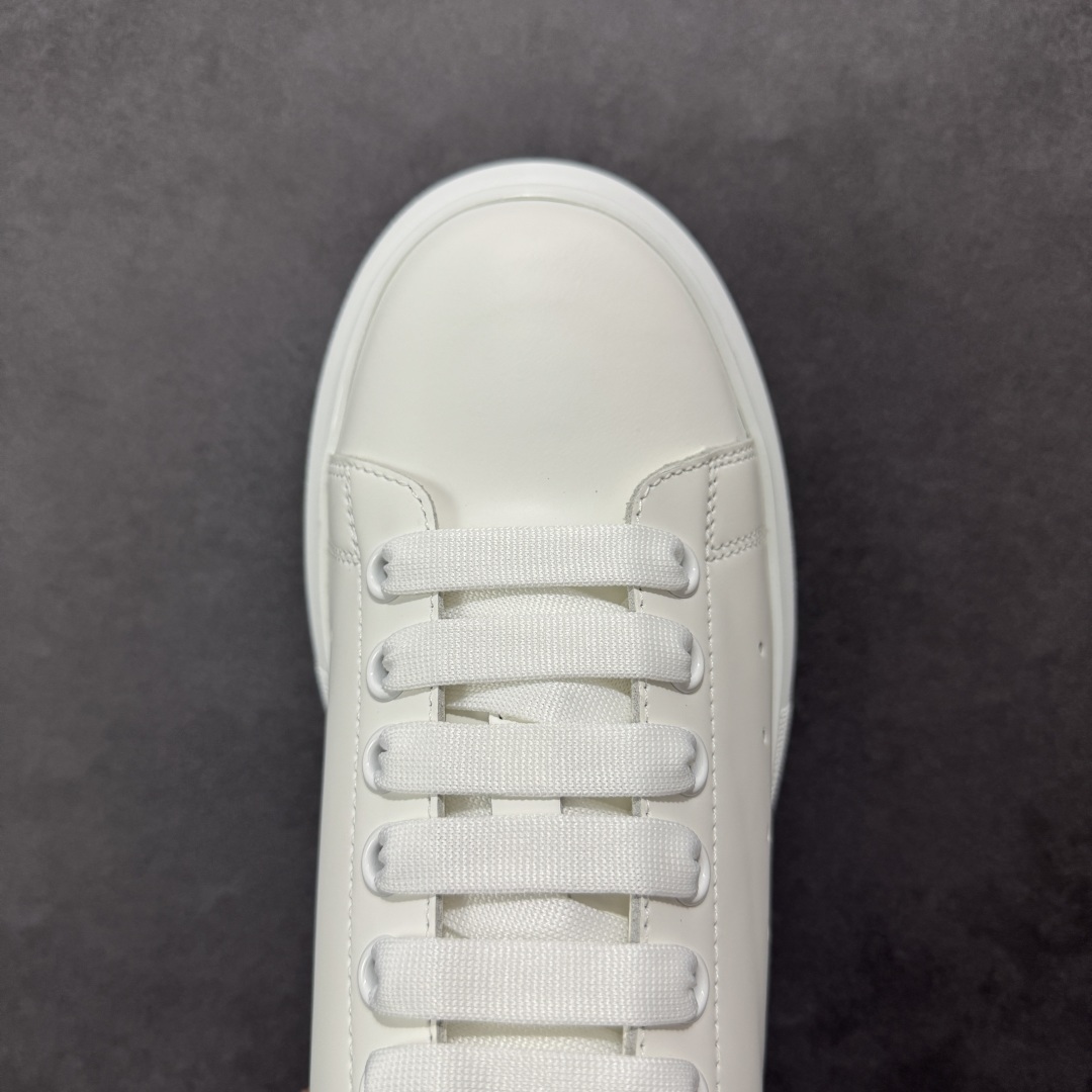 图片[8]-【顶级特价版】亚历山大 Alexander McQueen 麦昆小白鞋 全套专柜包装物及配件(附送快递加固牛皮纸盒) 外盒标嵌入核心防伪芯片装置,秒杀市面文案版本 鞋底支持NFC原码独立扫描 采用丝绸硬质头层小牛皮鞋面材质 内外超软小羊皮贴脚透气及超软PU脚感乳胶物料鞋 外置原抽真空高密度增高底 白色光滑牛皮革系带运动鞋，圆头设计，鞋跟点缀黑色绒面革细节。搭配宽扁鞋带，鞋舌和后帮饰有 Alexander McQueen 品牌标志。阔型橡胶鞋底。运动鞋另配一副白色鞋带材料 100% 小牛皮 所有细节与原版一致 尺码：35 36 37 38 39 40 41 42 43 44 45-选品中心