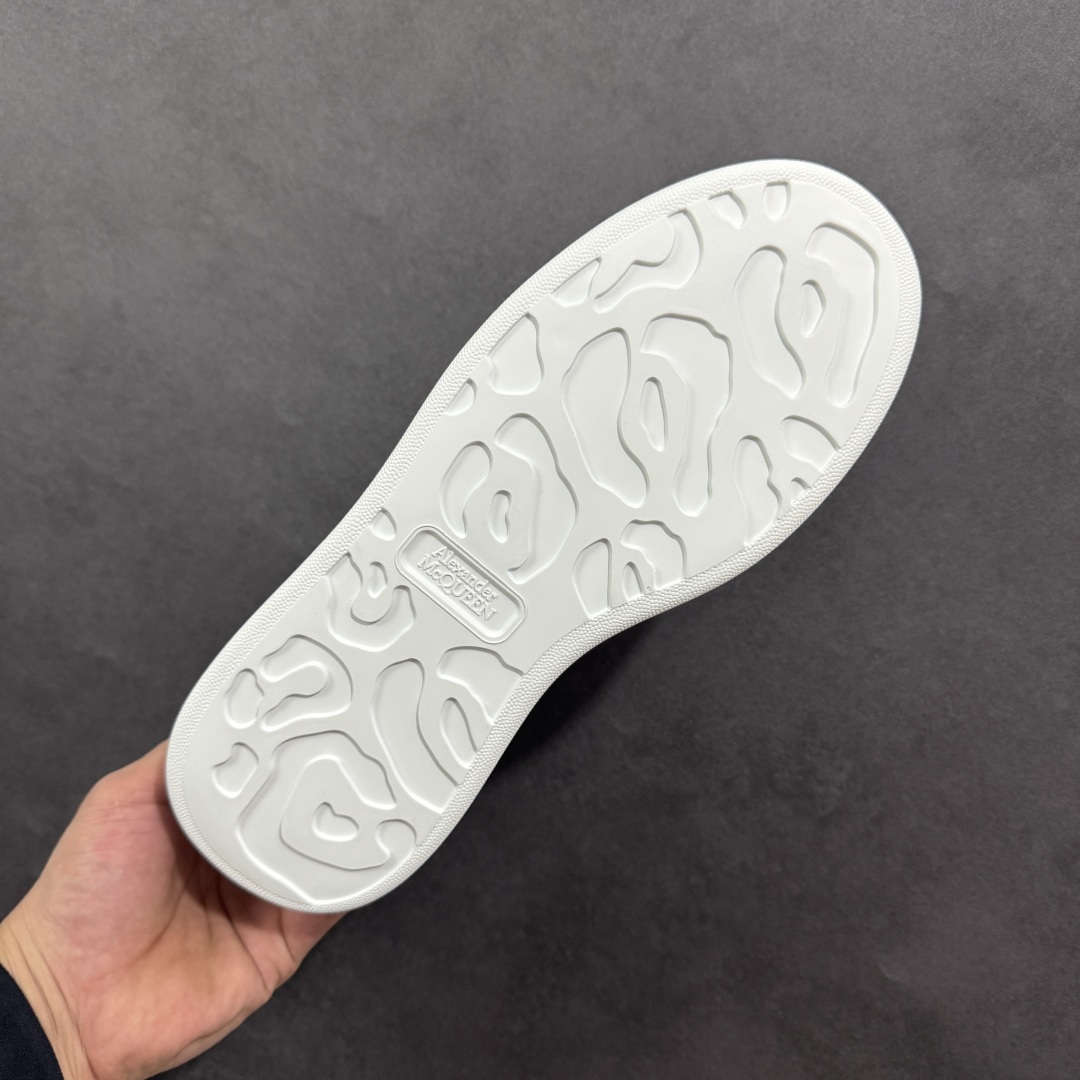 图片[9]-【顶级特价版】亚历山大 Alexander McQueen 麦昆小白鞋 全套专柜包装物及配件(附送快递加固牛皮纸盒) 外盒标嵌入核心防伪芯片装置,秒杀市面文案版本 鞋底支持NFC原码独立扫描 采用丝绸硬质头层小牛皮鞋面材质 内外超软小羊皮贴脚透气及超软PU脚感乳胶物料鞋 外置原抽真空高密度增高底 白色光滑牛皮革系带运动鞋，圆头设计，鞋跟点缀黑色绒面革细节。搭配宽扁鞋带，鞋舌和后帮饰有 Alexander McQueen 品牌标志。阔型橡胶鞋底。运动鞋另配一副白色鞋带材料 100% 小牛皮 所有细节与原版一致 尺码：35 36 37 38 39 40 41 42 43 44 45-选品中心