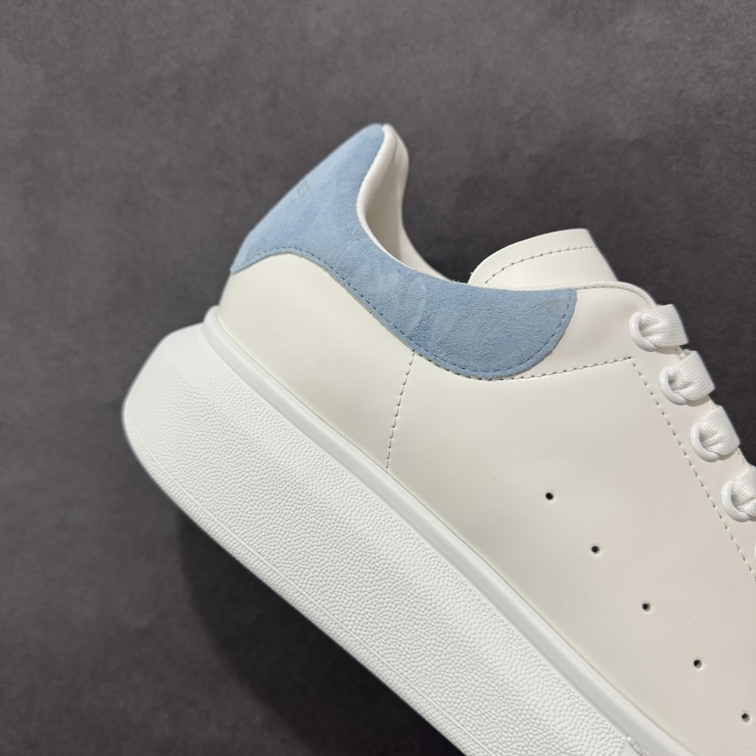 图片[6]-【顶级特价版】亚历山大 Alexander McQueen 麦昆小白鞋 全套专柜包装物及配件(附送快递加固牛皮纸盒) 外盒标嵌入核心防伪芯片装置,秒杀市面文案版本 鞋底支持NFC原码独立扫描 采用丝绸硬质头层小牛皮鞋面材质 内外超软小羊皮贴脚透气及超软PU脚感乳胶物料鞋 外置原抽真空高密度增高底 白色光滑牛皮革系带运动鞋，圆头设计，鞋跟点缀黑色绒面革细节。搭配宽扁鞋带，鞋舌和后帮饰有 Alexander McQueen 品牌标志。阔型橡胶鞋底。运动鞋另配一副白色鞋带材料 100% 小牛皮 所有细节与原版一致 尺码：35 36 37 38 39 40 41 42 43 44 45-选品中心