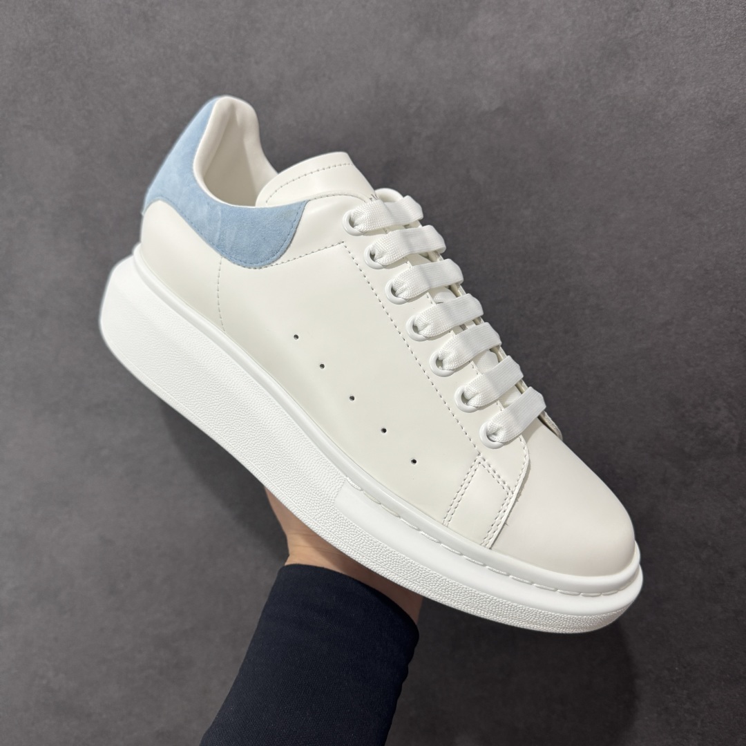 图片[3]-【顶级特价版】亚历山大 Alexander McQueen 麦昆小白鞋 全套专柜包装物及配件(附送快递加固牛皮纸盒) 外盒标嵌入核心防伪芯片装置,秒杀市面文案版本 鞋底支持NFC原码独立扫描 采用丝绸硬质头层小牛皮鞋面材质 内外超软小羊皮贴脚透气及超软PU脚感乳胶物料鞋 外置原抽真空高密度增高底 白色光滑牛皮革系带运动鞋，圆头设计，鞋跟点缀黑色绒面革细节。搭配宽扁鞋带，鞋舌和后帮饰有 Alexander McQueen 品牌标志。阔型橡胶鞋底。运动鞋另配一副白色鞋带材料 100% 小牛皮 所有细节与原版一致 尺码：35 36 37 38 39 40 41 42 43 44 45-选品中心