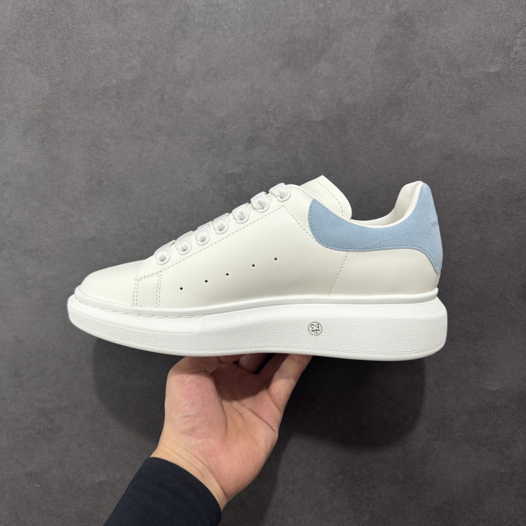 图片[2]-【顶级特价版】亚历山大 Alexander McQueen 麦昆小白鞋 全套专柜包装物及配件(附送快递加固牛皮纸盒) 外盒标嵌入核心防伪芯片装置,秒杀市面文案版本 鞋底支持NFC原码独立扫描 采用丝绸硬质头层小牛皮鞋面材质 内外超软小羊皮贴脚透气及超软PU脚感乳胶物料鞋 外置原抽真空高密度增高底 白色光滑牛皮革系带运动鞋，圆头设计，鞋跟点缀黑色绒面革细节。搭配宽扁鞋带，鞋舌和后帮饰有 Alexander McQueen 品牌标志。阔型橡胶鞋底。运动鞋另配一副白色鞋带材料 100% 小牛皮 所有细节与原版一致 尺码：35 36 37 38 39 40 41 42 43 44 45-选品中心