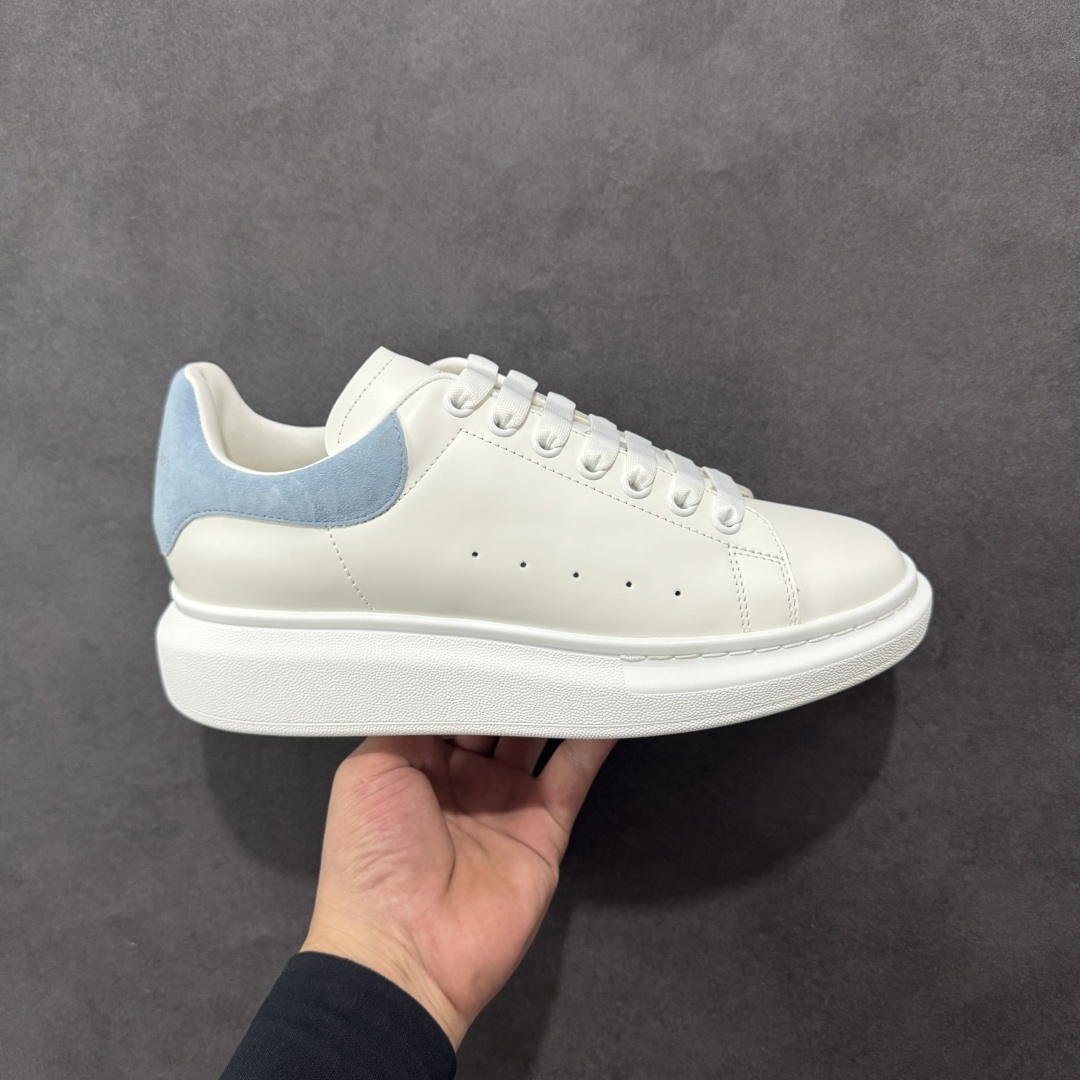 【顶级特价版】亚历山大 Alexander McQueen 麦昆小白鞋 全套专柜包装物及配件(附送快递加固牛皮纸盒) 外盒标嵌入核心防伪芯片装置,秒杀市面文案版本 鞋底支持NFC原码独立扫描 采用丝绸硬质头层小牛皮鞋面材质 内外超软小羊皮贴脚透气及超软PU脚感乳胶物料鞋 外置原抽真空高密度增高底 白色光滑牛皮革系带运动鞋,圆头设计,鞋跟点缀黑色绒面革细节。搭配宽扁鞋带,鞋舌和后帮饰有 Alexander McQueen 品牌标志。阔型橡胶鞋底。运动鞋另配一副白色鞋带材料 100% 小牛皮 所有细节与原版一致 尺码:35 36 37 38 39 40 41 42 43 44 45-选品中心