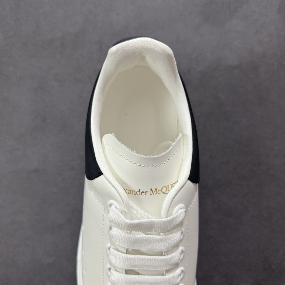 图片[7]-【顶级特价版】亚历山大 Alexander McQueen 麦昆小白鞋 全套专柜包装物及配件(附送快递加固牛皮纸盒) 外盒标嵌入核心防伪芯片装置,秒杀市面文案版本 鞋底支持NFC原码独立扫描 采用丝绸硬质头层小牛皮鞋面材质 内外超软小羊皮贴脚透气及超软PU脚感乳胶物料鞋 外置原抽真空高密度增高底 白色光滑牛皮革系带运动鞋，圆头设计，鞋跟点缀黑色绒面革细节。搭配宽扁鞋带，鞋舌和后帮饰有 Alexander McQueen 品牌标志。阔型橡胶鞋底。运动鞋另配一副白色鞋带材料 100% 小牛皮 所有细节与原版一致 尺码：35 36 37 38 39 40 41 42 43 44 45-选品中心