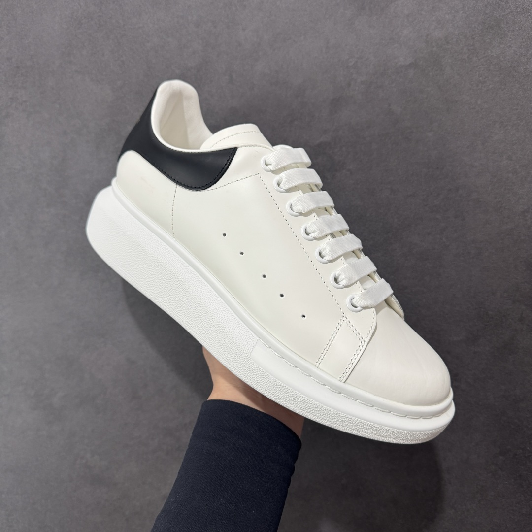 图片[3]-【顶级特价版】亚历山大 Alexander McQueen 麦昆小白鞋 全套专柜包装物及配件(附送快递加固牛皮纸盒) 外盒标嵌入核心防伪芯片装置,秒杀市面文案版本 鞋底支持NFC原码独立扫描 采用丝绸硬质头层小牛皮鞋面材质 内外超软小羊皮贴脚透气及超软PU脚感乳胶物料鞋 外置原抽真空高密度增高底 白色光滑牛皮革系带运动鞋，圆头设计，鞋跟点缀黑色绒面革细节。搭配宽扁鞋带，鞋舌和后帮饰有 Alexander McQueen 品牌标志。阔型橡胶鞋底。运动鞋另配一副白色鞋带材料 100% 小牛皮 所有细节与原版一致 尺码：35 36 37 38 39 40 41 42 43 44 45-选品中心