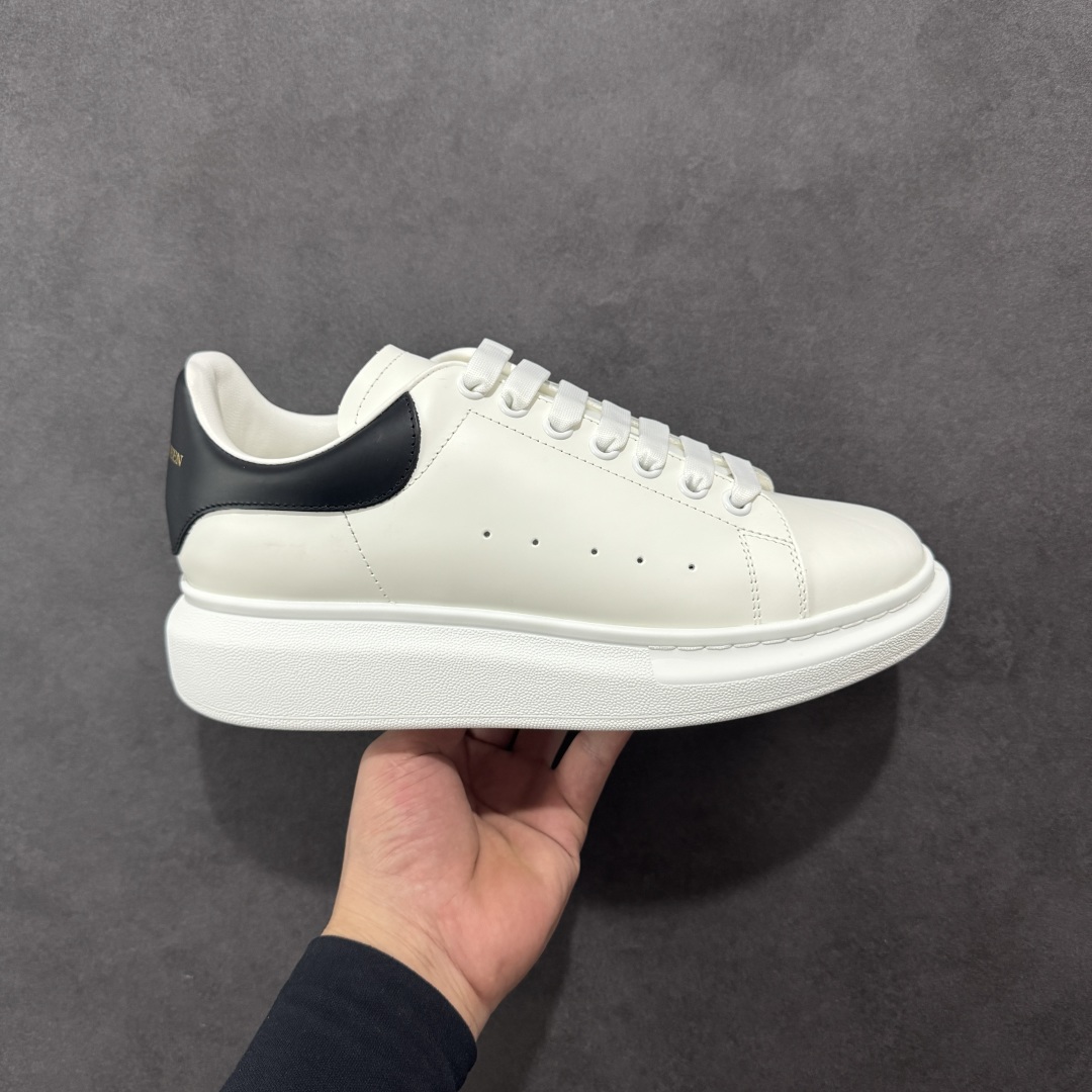 【顶级特价版】亚历山大 Alexander McQueen 麦昆小白鞋 全套专柜包装物及配件(附送快递加固牛皮纸盒) 外盒标嵌入核心防伪芯片装置,秒杀市面文案版本 鞋底支持NFC原码独立扫描 采用丝绸硬质头层小牛皮鞋面材质 内外超软小羊皮贴脚透气及超软PU脚感乳胶物料鞋 外置原抽真空高密度增高底 白色光滑牛皮革系带运动鞋,圆头设计,鞋跟点缀黑色绒面革细节。搭配宽扁鞋带,鞋舌和后帮饰有 Alexander McQueen 品牌标志。阔型橡胶鞋底。运动鞋另配一副白色鞋带材料 100% 小牛皮 所有细节与原版一致 尺码:35 36 37 38 39 40 41 42 43 44 45-选品中心