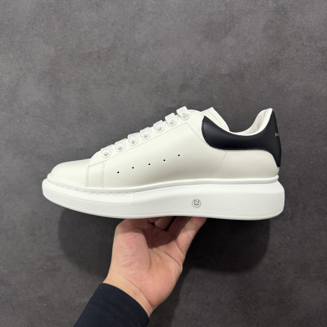 图片[2]-【顶级特价版】亚历山大 Alexander McQueen 麦昆小白鞋 全套专柜包装物及配件(附送快递加固牛皮纸盒) 外盒标嵌入核心防伪芯片装置,秒杀市面文案版本 鞋底支持NFC原码独立扫描 采用丝绸硬质头层小牛皮鞋面材质 内外超软小羊皮贴脚透气及超软PU脚感乳胶物料鞋 外置原抽真空高密度增高底 白色光滑牛皮革系带运动鞋，圆头设计，鞋跟点缀黑色绒面革细节。搭配宽扁鞋带，鞋舌和后帮饰有 Alexander McQueen 品牌标志。阔型橡胶鞋底。运动鞋另配一副白色鞋带材料 100% 小牛皮 所有细节与原版一致 尺码：35 36 37 38 39 40 41 42 43 44 45-选品中心