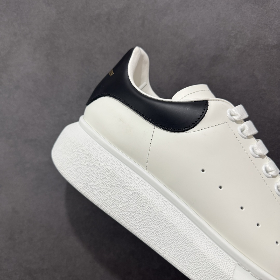 图片[6]-【顶级特价版】亚历山大 Alexander McQueen 麦昆小白鞋 全套专柜包装物及配件(附送快递加固牛皮纸盒) 外盒标嵌入核心防伪芯片装置,秒杀市面文案版本 鞋底支持NFC原码独立扫描 采用丝绸硬质头层小牛皮鞋面材质 内外超软小羊皮贴脚透气及超软PU脚感乳胶物料鞋 外置原抽真空高密度增高底 白色光滑牛皮革系带运动鞋，圆头设计，鞋跟点缀黑色绒面革细节。搭配宽扁鞋带，鞋舌和后帮饰有 Alexander McQueen 品牌标志。阔型橡胶鞋底。运动鞋另配一副白色鞋带材料 100% 小牛皮 所有细节与原版一致 尺码：35 36 37 38 39 40 41 42 43 44 45-选品中心