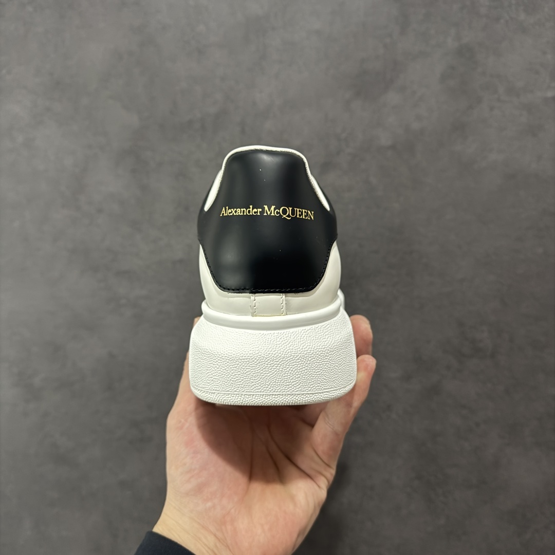 图片[4]-【顶级特价版】亚历山大 Alexander McQueen 麦昆小白鞋 全套专柜包装物及配件(附送快递加固牛皮纸盒) 外盒标嵌入核心防伪芯片装置,秒杀市面文案版本 鞋底支持NFC原码独立扫描 采用丝绸硬质头层小牛皮鞋面材质 内外超软小羊皮贴脚透气及超软PU脚感乳胶物料鞋 外置原抽真空高密度增高底 白色光滑牛皮革系带运动鞋，圆头设计，鞋跟点缀黑色绒面革细节。搭配宽扁鞋带，鞋舌和后帮饰有 Alexander McQueen 品牌标志。阔型橡胶鞋底。运动鞋另配一副白色鞋带材料 100% 小牛皮 所有细节与原版一致 尺码：35 36 37 38 39 40 41 42 43 44 45-选品中心
