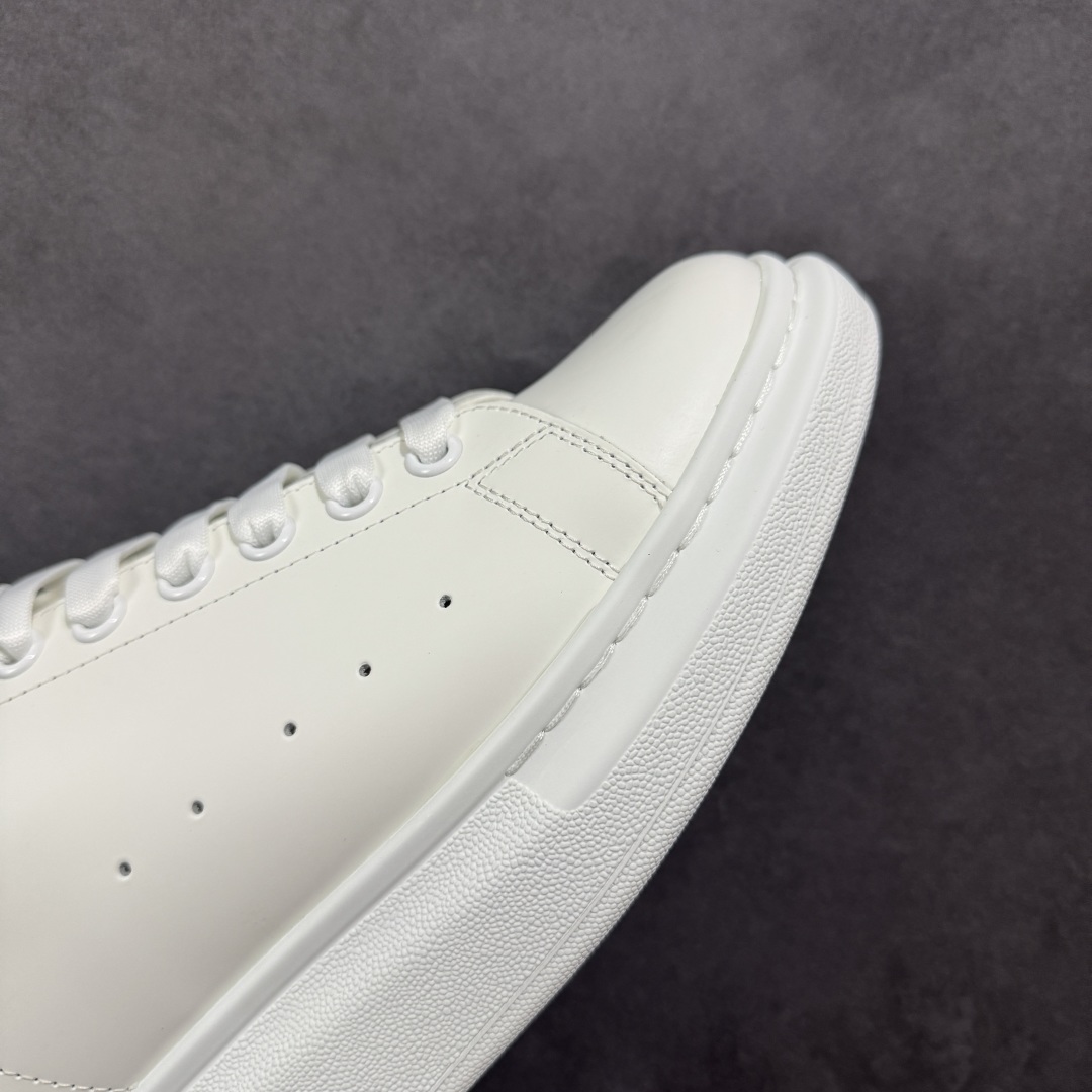 图片[5]-【顶级特价版】亚历山大 Alexander McQueen 麦昆小白鞋 全套专柜包装物及配件(附送快递加固牛皮纸盒) 外盒标嵌入核心防伪芯片装置,秒杀市面文案版本 鞋底支持NFC原码独立扫描 采用丝绸硬质头层小牛皮鞋面材质 内外超软小羊皮贴脚透气及超软PU脚感乳胶物料鞋 外置原抽真空高密度增高底 白色光滑牛皮革系带运动鞋，圆头设计，鞋跟点缀黑色绒面革细节。搭配宽扁鞋带，鞋舌和后帮饰有 Alexander McQueen 品牌标志。阔型橡胶鞋底。运动鞋另配一副白色鞋带材料 100% 小牛皮 所有细节与原版一致 尺码：35 36 37 38 39 40 41 42 43 44 45-选品中心