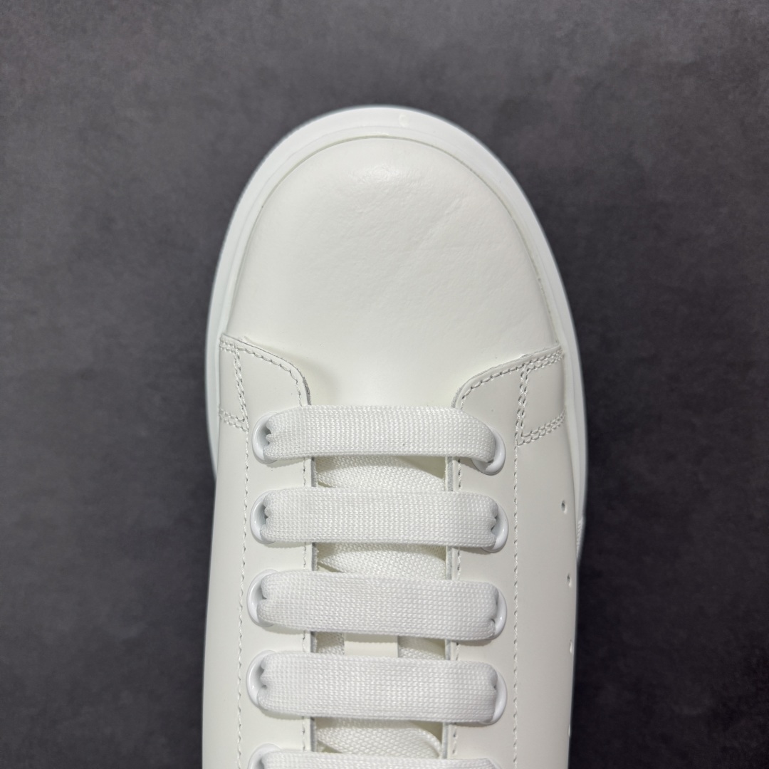 图片[8]-【顶级特价版】亚历山大 Alexander McQueen 麦昆小白鞋 全套专柜包装物及配件(附送快递加固牛皮纸盒) 外盒标嵌入核心防伪芯片装置,秒杀市面文案版本 鞋底支持NFC原码独立扫描 采用丝绸硬质头层小牛皮鞋面材质 内外超软小羊皮贴脚透气及超软PU脚感乳胶物料鞋 外置原抽真空高密度增高底 白色光滑牛皮革系带运动鞋，圆头设计，鞋跟点缀黑色绒面革细节。搭配宽扁鞋带，鞋舌和后帮饰有 Alexander McQueen 品牌标志。阔型橡胶鞋底。运动鞋另配一副白色鞋带材料 100% 小牛皮 所有细节与原版一致 尺码：35 36 37 38 39 40 41 42 43 44 45-选品中心
