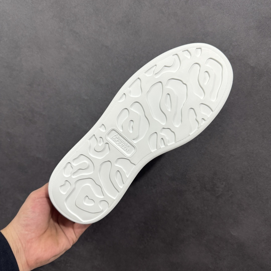 图片[9]-【顶级特价版】亚历山大 Alexander McQueen 麦昆小白鞋 全套专柜包装物及配件(附送快递加固牛皮纸盒) 外盒标嵌入核心防伪芯片装置,秒杀市面文案版本 鞋底支持NFC原码独立扫描 采用丝绸硬质头层小牛皮鞋面材质 内外超软小羊皮贴脚透气及超软PU脚感乳胶物料鞋 外置原抽真空高密度增高底 白色光滑牛皮革系带运动鞋，圆头设计，鞋跟点缀黑色绒面革细节。搭配宽扁鞋带，鞋舌和后帮饰有 Alexander McQueen 品牌标志。阔型橡胶鞋底。运动鞋另配一副白色鞋带材料 100% 小牛皮 所有细节与原版一致 尺码：35 36 37 38 39 40 41 42 43 44 45-选品中心