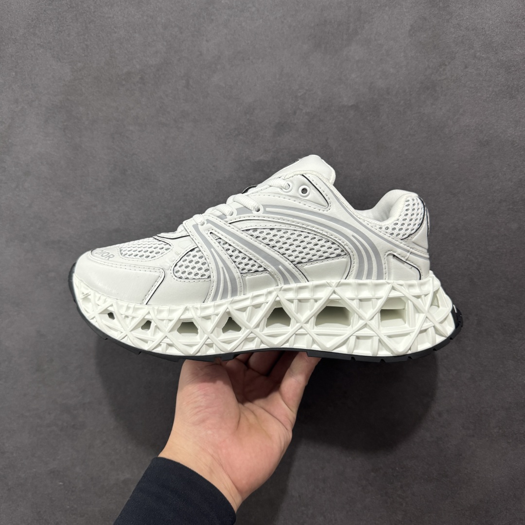 图片[2]-【广东纯原版本】Dior迪奥B35最新款老爹运动鞋 秋季新品，以时髦复古风格丰富经典系列。精心制作，可全年与休闲造型搭配 顺应复古市场的趋势的 Dad Shoes风格鞋款鞋舌上的Dior标志 也注明了这双鞋是运用了质感细腻的皮革和网眼布面材质拼接成鞋身，鞋身两侧有显眼的字母CD 表明身份，鞋身多处线条勾勒细节 让鞋子看起来不那么单调、复古立体感十足！配送专柜精美包装 面料：原版定制牛皮 内里：进口透气网里 鞋底：开模防滑大底 尺码： 39-46-选品中心