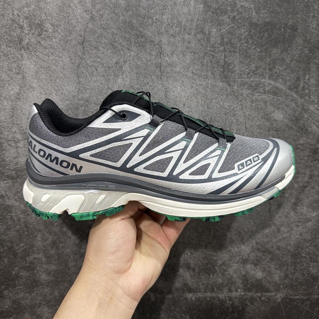 【巅峰升级版】 Salomon XT-6 x End 联名 萨洛蒙复古潮流户外机能登山跑鞋 黑灰绿 145464 纯原外贸平台特供订单 耗时半年巨作 全套原纸板楦头开发 原厂特供网布配套加持 确保原汁原味 完美呈现版型 原档数据独家私模五层组合大底 原装Ortholite轻量化鞋垫 中底布带钢印编号 原厂TPU锁扣 进口港宝加持 后跟自然饱满 还原公司包裹性 鞋面以“锯齿”状的包裹系统呈现 在基色底之下加入了各种色点缀 将公司的最新技术和时尚前卫的造型融入耐用的长跑款式中 鞋面由 TPU 薄膜制成 并焊接在高耐磨网眼上 使其既时尚又坚固 由 ACS底盘支撑 可增强稳定性和支撑力 以及由橡胶凸耳 Contragrip外底覆盖的 EVA 缓冲中底 旨在应对崎岖的地形 鞋舌上的彩色Salomon 标签、Quicklace 系统以及鞋头、鞋舌和鞋跟上的附加品牌使细节更加完美 让穿着者可以轻松驾驭户外与通勤下的任何运动生活场景 无缝鞋身户外随意纵横 颜值与脚感兼备 出街通勤 绝对非常吸睛 你值得拥有 尺码:36 36.5 37.5 38 38.5 39 40 40.5 41 42 42.5 43 44 44.5 45 46 46.5-选品中心
