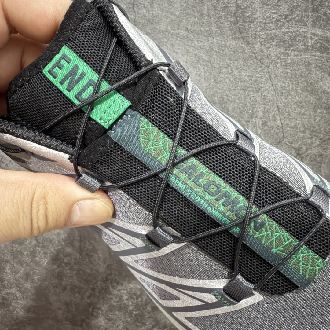 图片[5]-【巅峰升级版】 Salomon XT-6 x End 联名 萨洛蒙复古潮流户外机能登山跑鞋 黑灰绿 145464 纯原外贸平台特供订单 耗时半年巨作 全套原纸板楦头开发 原厂特供网布配套加持 确保原汁原味 完美呈现版型 原档数据独家私模五层组合大底 原装Ortholite轻量化鞋垫 中底布带钢印编号 原厂TPU锁扣 进口港宝加持 后跟自然饱满 还原公司包裹性 鞋面以“锯齿”状的包裹系统呈现 在基色底之下加入了各种色点缀 将公司的最新技术和时尚前卫的造型融入耐用的长跑款式中 鞋面由 TPU 薄膜制成 并焊接在高耐磨网眼上 使其既时尚又坚固 由 ACS底盘支撑 可增强稳定性和支撑力 以及由橡胶凸耳 Contragrip外底覆盖的 EVA 缓冲中底 旨在应对崎岖的地形 鞋舌上的彩色Salomon 标签、Quicklace 系统以及鞋头、鞋舌和鞋跟上的附加品牌使细节更加完美 让穿着者可以轻松驾驭户外与通勤下的任何运动生活场景 无缝鞋身户外随意纵横 颜值与脚感兼备 出街通勤 绝对非常吸睛 你值得拥有 尺码：36 36.5 37.5 38 38.5 39 40 40.5 41 42 42.5 43 44 44.5 45 46 46.5-选品中心