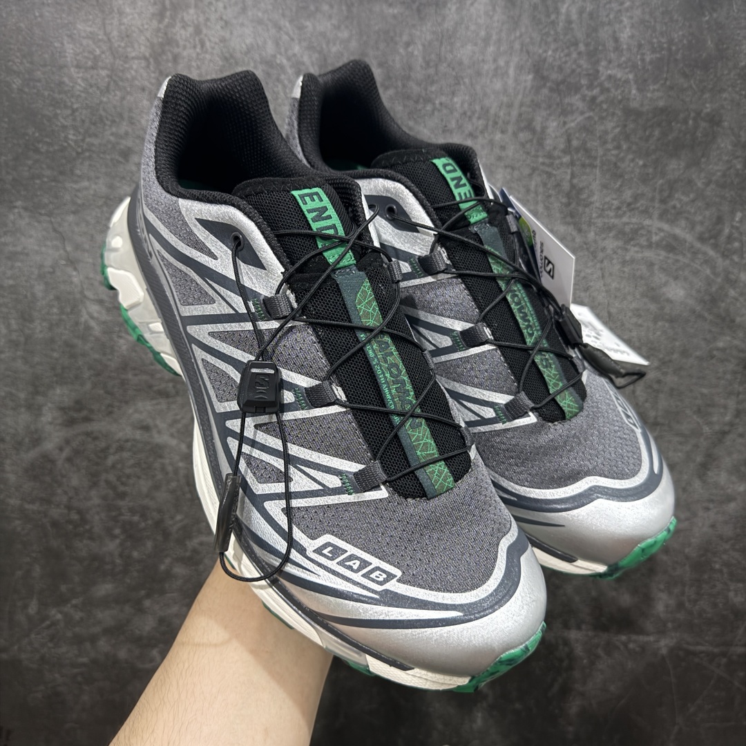 【巅峰升级版】 Salomon XT-6 x End 联名 萨洛蒙复古潮流户外机能登山跑鞋 黑灰绿 145464 纯原外贸平台特供订单 耗时半年巨作 全套原纸板楦头开发 原厂特供网布配套加持 确保原汁原味 完美呈现版型 原档数据独家私模五层组合大底 原装Ortholite轻量化鞋垫 中底布带钢印编号 原厂TPU锁扣 进口港宝加持 后跟自然饱满 还原公司包裹性 鞋面以“锯齿”状的包裹系统呈现 在基色底之下加入了各种色点缀 将公司的最新技术和时尚前卫的造型融入耐用的长跑款式中 鞋面由 TPU 薄膜制成 并焊接在高耐磨网眼上 使其既时尚又坚固 由 ACS底盘支撑 可增强稳定性和支撑力 以及由橡胶凸耳 Contragrip外底覆盖的 EVA 缓冲中底 旨在应对崎岖的地形 鞋舌上的彩色Salomon 标签、Quicklace 系统以及鞋头、鞋舌和鞋跟上的附加品牌使细节更加完美 让穿着者可以轻松驾驭户外与通勤下的任何运动生活场景 无缝鞋身户外随意纵横 颜值与脚感兼备 出街通勤 绝对非常吸睛 你值得拥有 尺码:36 36.5 37.5 38 38.5 39 40 40.5 41 42 42.5 43 44 44.5 45 46 46.5-选品中心