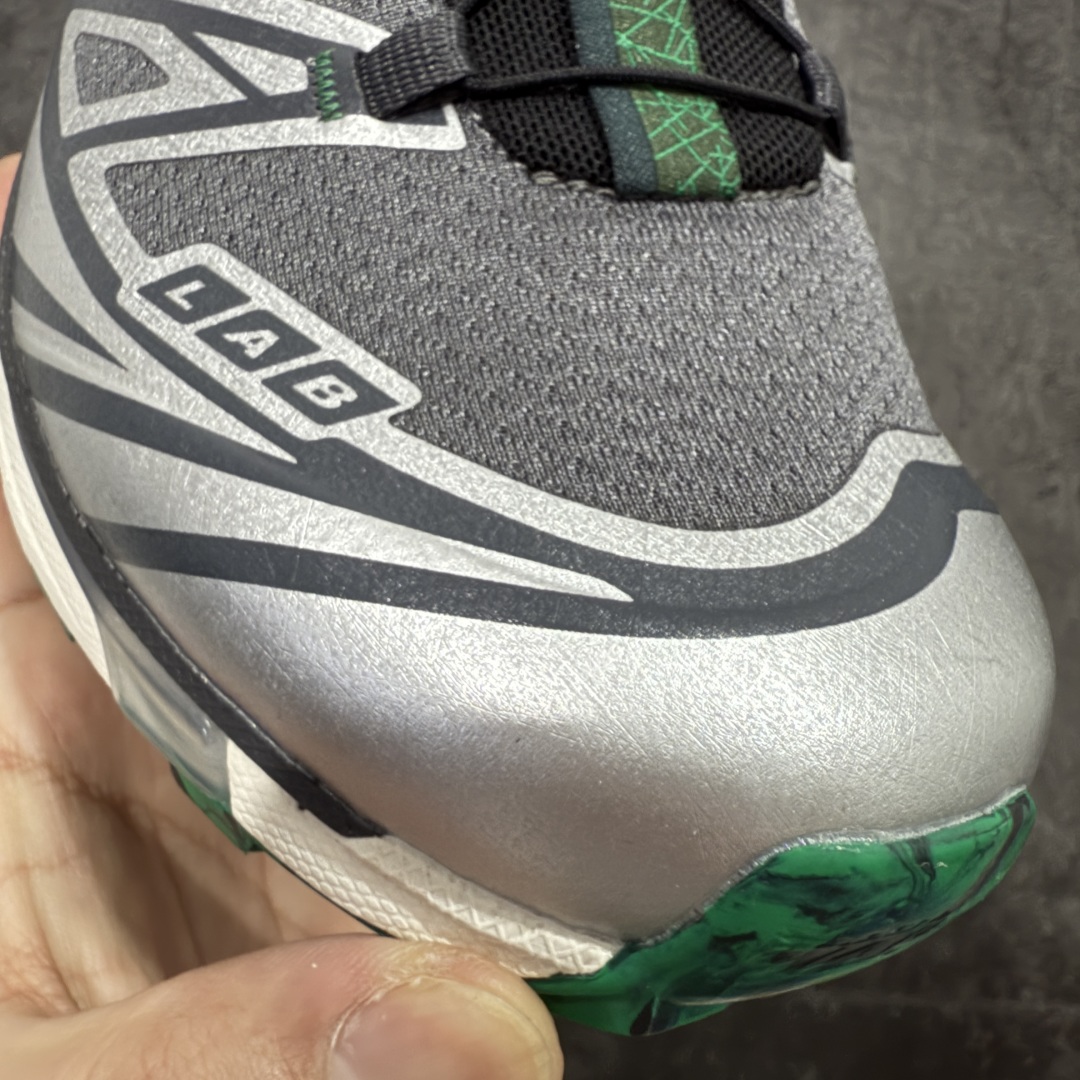 图片[4]-【巅峰升级版】 Salomon XT-6 x End 联名 萨洛蒙复古潮流户外机能登山跑鞋 黑灰绿 145464 纯原外贸平台特供订单 耗时半年巨作 全套原纸板楦头开发 原厂特供网布配套加持 确保原汁原味 完美呈现版型 原档数据独家私模五层组合大底 原装Ortholite轻量化鞋垫 中底布带钢印编号 原厂TPU锁扣 进口港宝加持 后跟自然饱满 还原公司包裹性 鞋面以“锯齿”状的包裹系统呈现 在基色底之下加入了各种色点缀 将公司的最新技术和时尚前卫的造型融入耐用的长跑款式中 鞋面由 TPU 薄膜制成 并焊接在高耐磨网眼上 使其既时尚又坚固 由 ACS底盘支撑 可增强稳定性和支撑力 以及由橡胶凸耳 Contragrip外底覆盖的 EVA 缓冲中底 旨在应对崎岖的地形 鞋舌上的彩色Salomon 标签、Quicklace 系统以及鞋头、鞋舌和鞋跟上的附加品牌使细节更加完美 让穿着者可以轻松驾驭户外与通勤下的任何运动生活场景 无缝鞋身户外随意纵横 颜值与脚感兼备 出街通勤 绝对非常吸睛 你值得拥有 尺码：36 36.5 37.5 38 38.5 39 40 40.5 41 42 42.5 43 44 44.5 45 46 46.5-选品中心