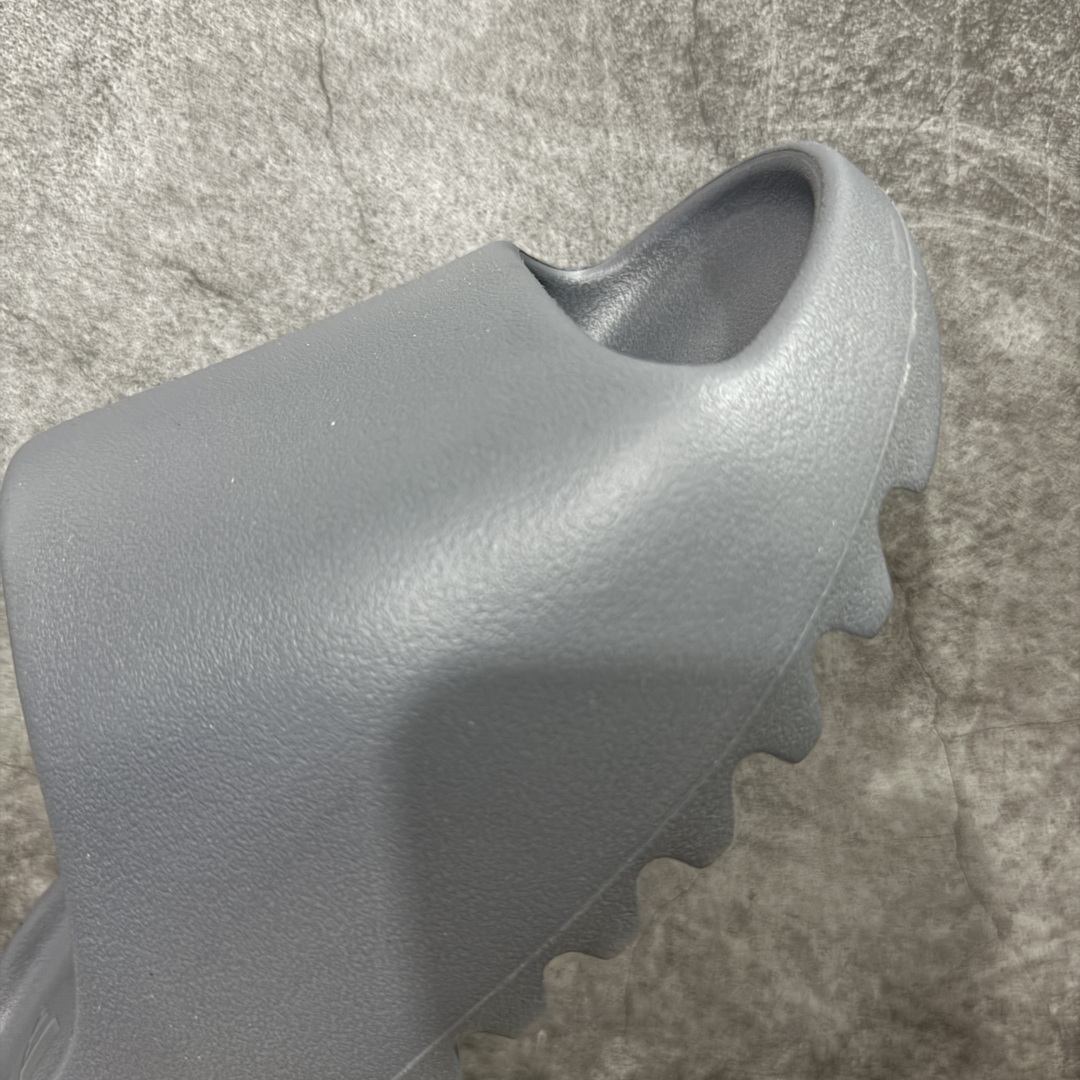 
【X版纯原】YEEZY SLIDE 石板灰 ID2350
椰子拖鞋 同源公司EVA粒子环保塑料 
原厂