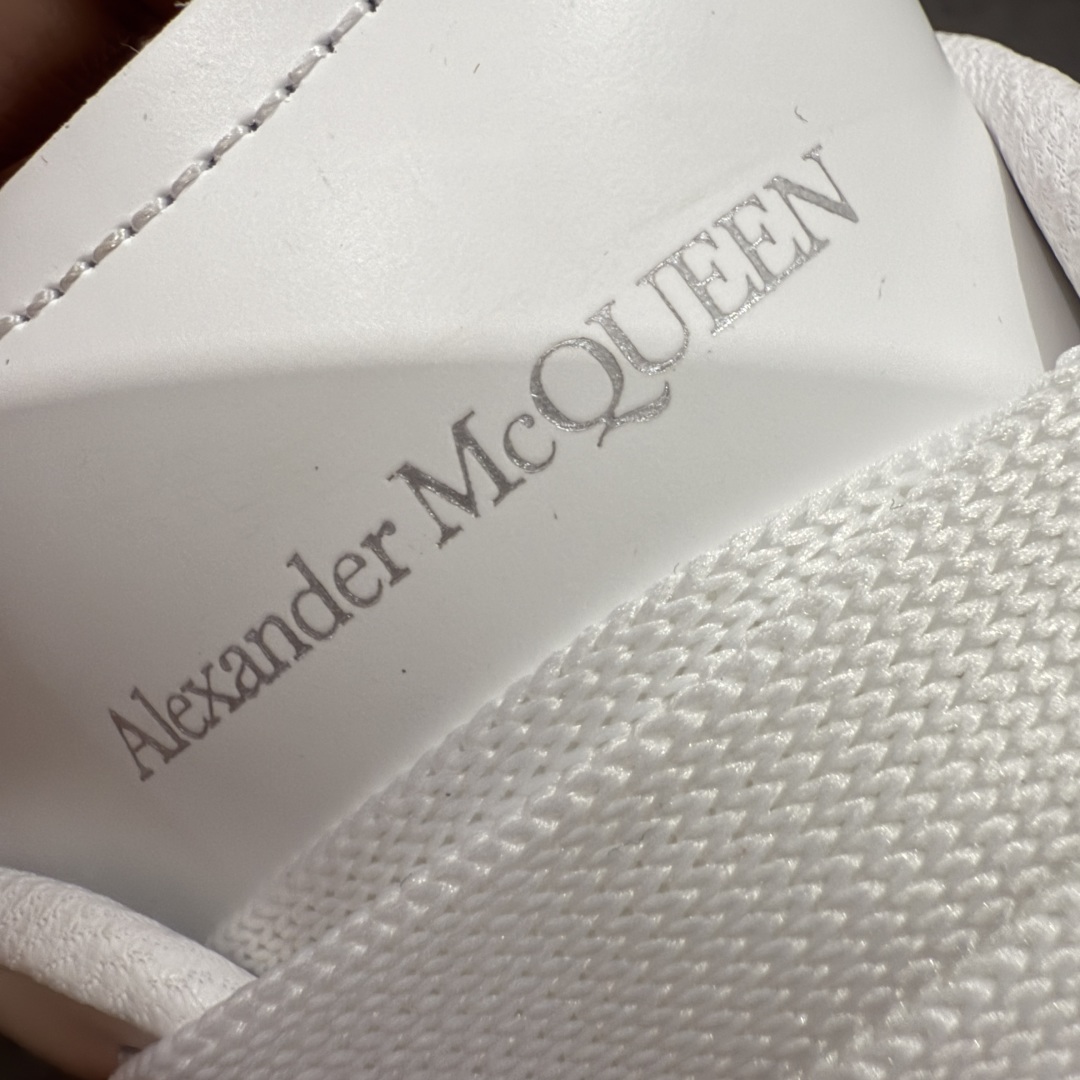 图片[5]-【海淘代购】全市场最好的麦昆 没有之一 秒杀市场所有版本‼️ 全配色合集 核心终端放货 Alexander McQueen/亚历山大麦昆 松糕鞋厚底增高小白鞋 金尾 全新升级20几个细节 全新防伪线技术装置 吊打市面所有版本 独家引进海外专供批次 独特礼盒包装 官方同步配色 全码现货 市场最高版本 随意对比任何版本进口丝绸亚光原版正品 水染羊皮内里 牛皮垫脚 回弹度到位 耐磨又舒适 鞋底厚4.5cm 全套原版包装 配件齐全 官方一致 凹凸定制正品原盒包装 右脚鞋舌嵌入防伪芯片装置 外盒鞋标官方二维码扫码+防伪芯片 双重外包装超级防护 尺码：35-45-选品中心
