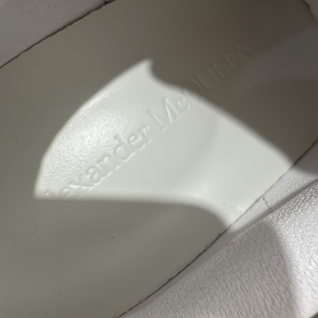 图片[7]-【海淘代购】全市场最好的麦昆 没有之一 秒杀市场所有版本‼️ 全配色合集 核心终端放货 Alexander McQueen/亚历山大麦昆 松糕鞋厚底增高小白鞋 金尾 全新升级20几个细节 全新防伪线技术装置 吊打市面所有版本 独家引进海外专供批次 独特礼盒包装 官方同步配色 全码现货 市场最高版本 随意对比任何版本进口丝绸亚光原版正品 水染羊皮内里 牛皮垫脚 回弹度到位 耐磨又舒适 鞋底厚4.5cm 全套原版包装 配件齐全 官方一致 凹凸定制正品原盒包装 右脚鞋舌嵌入防伪芯片装置 外盒鞋标官方二维码扫码+防伪芯片 双重外包装超级防护 尺码：35-45-选品中心