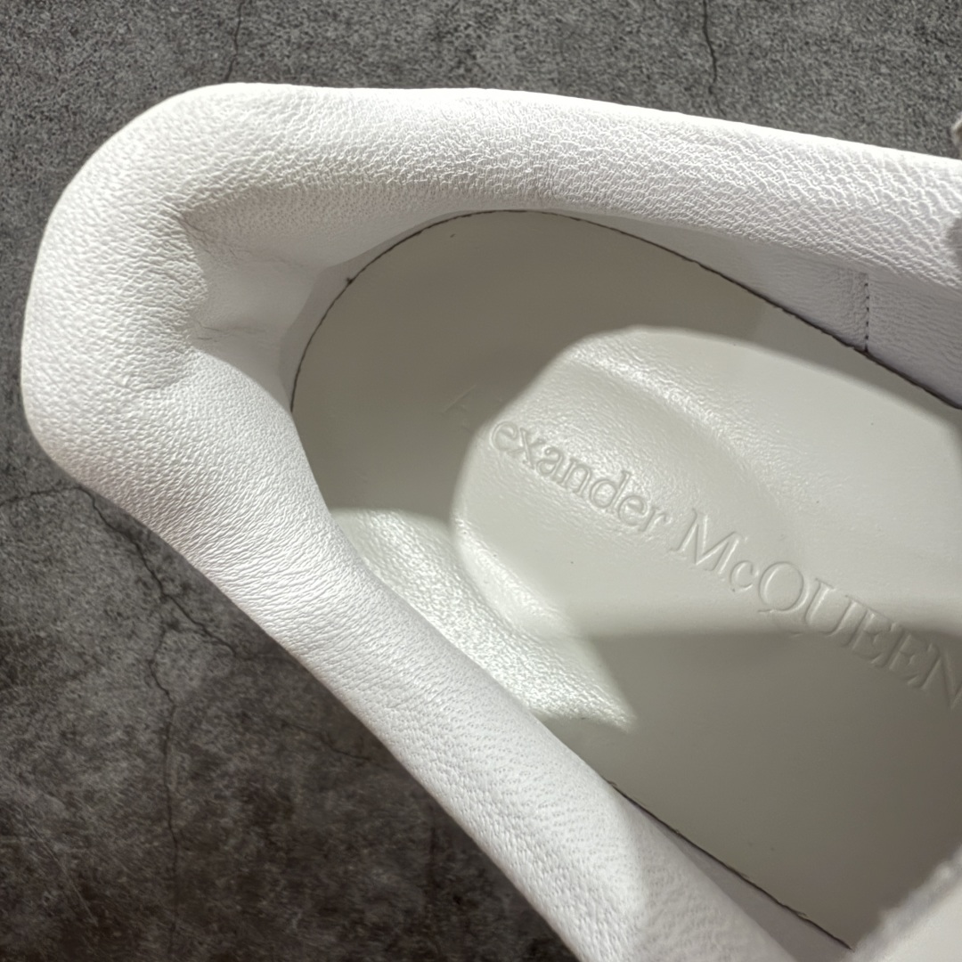 图片[8]-【海淘代购】全市场最好的麦昆 没有之一 秒杀市场所有版本‼️ 全配色合集 核心终端放货 Alexander McQueen/亚历山大麦昆 松糕鞋厚底增高小白鞋 金尾 全新升级20几个细节 全新防伪线技术装置 吊打市面所有版本 独家引进海外专供批次 独特礼盒包装 官方同步配色 全码现货 市场最高版本 随意对比任何版本进口丝绸亚光原版正品 水染羊皮内里 牛皮垫脚 回弹度到位 耐磨又舒适 鞋底厚4.5cm 全套原版包装 配件齐全 官方一致 凹凸定制正品原盒包装 右脚鞋舌嵌入防伪芯片装置 外盒鞋标官方二维码扫码+防伪芯片 双重外包装超级防护 尺码：35-45-选品中心
