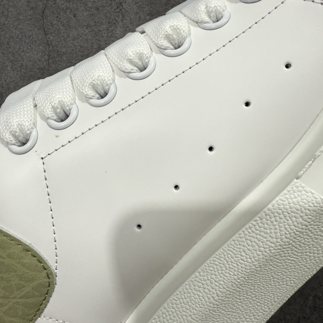 图片[3]-【海淘代购】全市场最好的麦昆 没有之一 秒杀市场所有版本‼️ 全配色合集 核心终端放货 Alexander McQueen/亚历山大麦昆 松糕鞋厚底增高小白鞋 金尾 全新升级20几个细节 全新防伪线技术装置 吊打市面所有版本 独家引进海外专供批次 独特礼盒包装 官方同步配色 全码现货 市场最高版本 随意对比任何版本进口丝绸亚光原版正品 水染羊皮内里 牛皮垫脚 回弹度到位 耐磨又舒适 鞋底厚4.5cm 全套原版包装 配件齐全 官方一致 凹凸定制正品原盒包装 右脚鞋舌嵌入防伪芯片装置 外盒鞋标官方二维码扫码+防伪芯片 双重外包装超级防护 尺码：35-45-选品中心