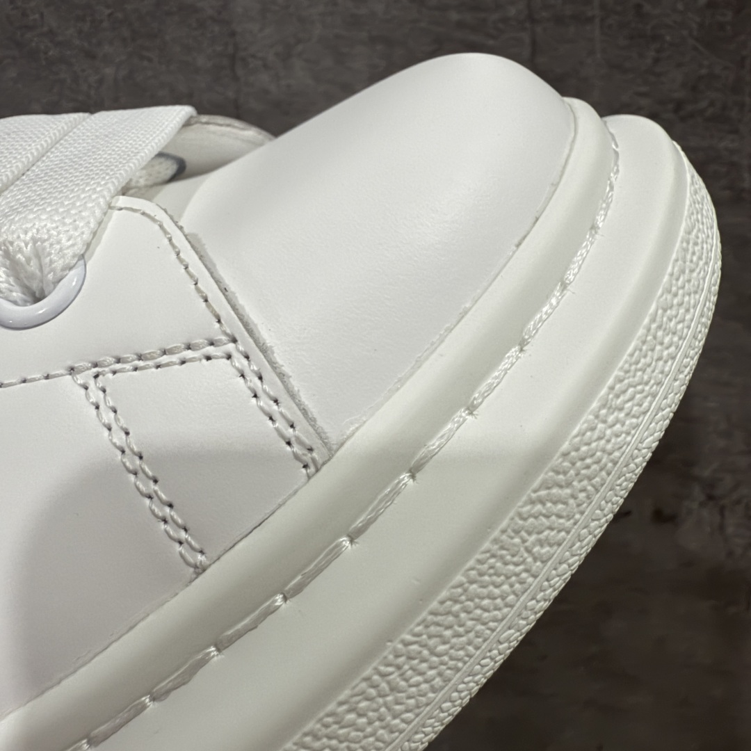 图片[4]-【海淘代购】全市场最好的麦昆 没有之一 秒杀市场所有版本‼️ 全配色合集 核心终端放货 Alexander McQueen/亚历山大麦昆 松糕鞋厚底增高小白鞋 金尾 全新升级20几个细节 全新防伪线技术装置 吊打市面所有版本 独家引进海外专供批次 独特礼盒包装 官方同步配色 全码现货 市场最高版本 随意对比任何版本进口丝绸亚光原版正品 水染羊皮内里 牛皮垫脚 回弹度到位 耐磨又舒适 鞋底厚4.5cm 全套原版包装 配件齐全 官方一致 凹凸定制正品原盒包装 右脚鞋舌嵌入防伪芯片装置 外盒鞋标官方二维码扫码+防伪芯片 双重外包装超级防护 尺码：35-45-选品中心