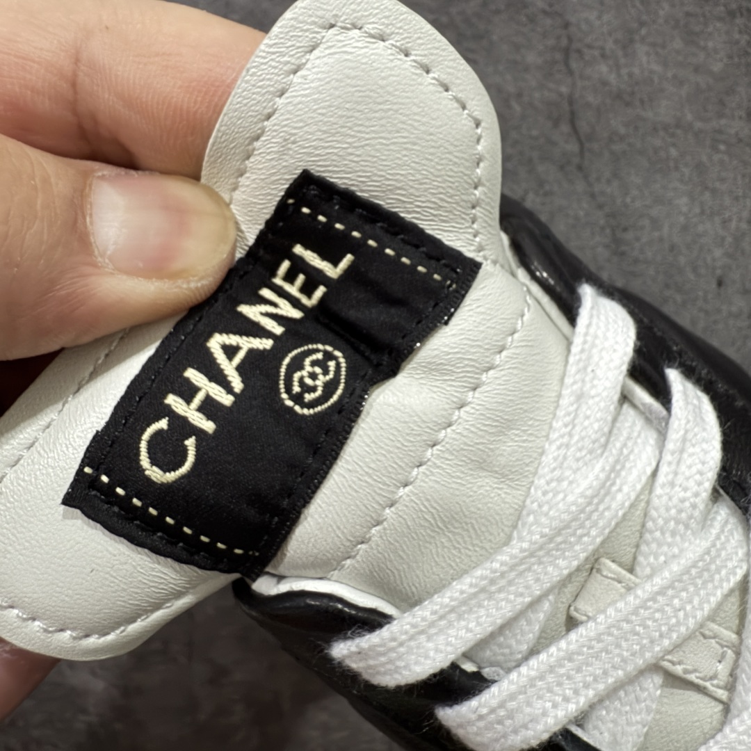图片[5]-【顶级外贸版】CHANEL/香奈儿 东莞大厂工艺 2024新款小香风麂皮圆头熊猫菱格 官方最新花纹礼盒顶级包装官方同步 Chanel 香奈儿最新菱格小球鞋 四季百搭 coco女孩必入 隐藏款网球鞋 秀气高级好看 非常舒适！ 鞋面原版定制胎牛油皮 牛反绒 原版进口透气绒布 小羊皮内里 原版开模碎钉钉橡胶 原厂TPU组合大底 尺码：35 36 37 38 39 40 41 42 43 44 45 46 47-选品中心