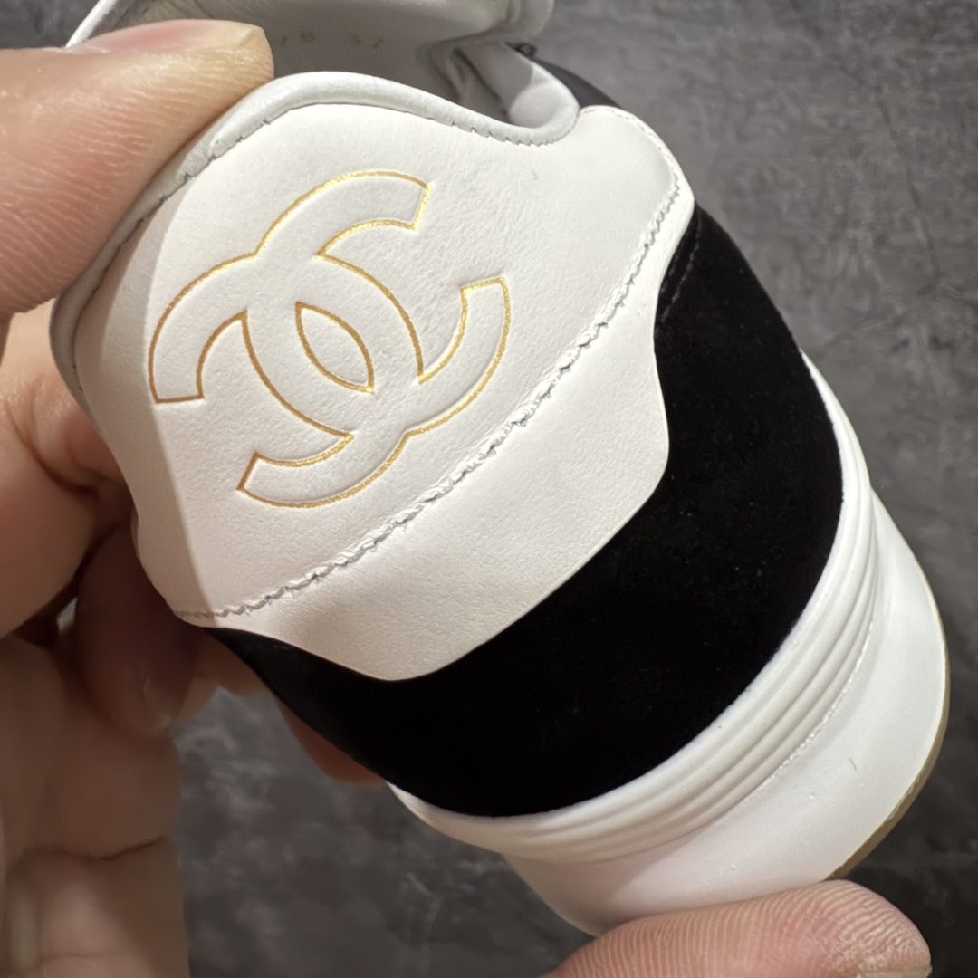 图片[2]-【顶级外贸版】CHANEL/香奈儿 东莞大厂工艺 2024新款小香风麂皮圆头熊猫菱格 官方最新花纹礼盒顶级包装官方同步 Chanel 香奈儿最新菱格小球鞋 四季百搭 coco女孩必入 隐藏款网球鞋 秀气高级好看 非常舒适！ 鞋面原版定制胎牛油皮 牛反绒 原版进口透气绒布 小羊皮内里 原版开模碎钉钉橡胶 原厂TPU组合大底 尺码：35 36 37 38 39 40 41 42 43 44 45 46 47-选品中心