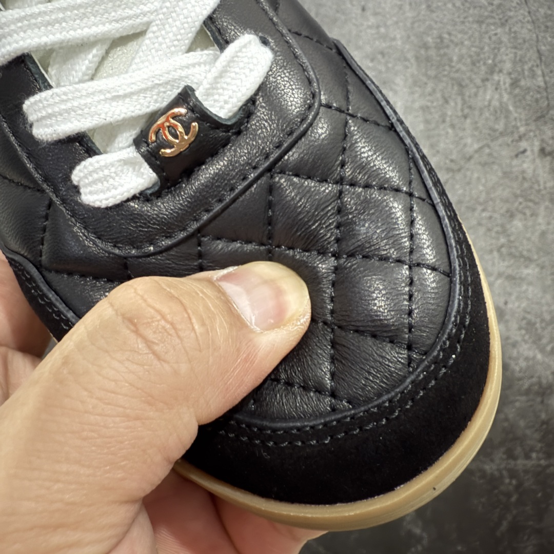 图片[4]-【顶级外贸版】CHANEL/香奈儿 东莞大厂工艺 2024新款小香风麂皮圆头熊猫菱格 官方最新花纹礼盒顶级包装官方同步 Chanel 香奈儿最新菱格小球鞋 四季百搭 coco女孩必入 隐藏款网球鞋 秀气高级好看 非常舒适！ 鞋面原版定制胎牛油皮 牛反绒 原版进口透气绒布 小羊皮内里 原版开模碎钉钉橡胶 原厂TPU组合大底 尺码：35 36 37 38 39 40 41 42 43 44 45 46 47-选品中心