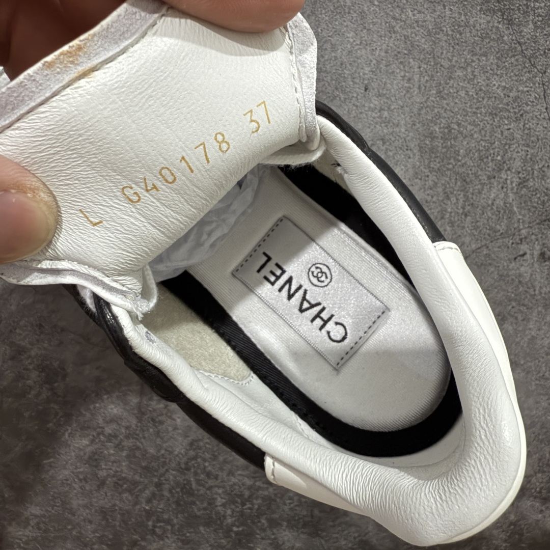 图片[6]-【顶级外贸版】CHANEL/香奈儿 东莞大厂工艺 2024新款小香风麂皮圆头熊猫菱格 官方最新花纹礼盒顶级包装官方同步 Chanel 香奈儿最新菱格小球鞋 四季百搭 coco女孩必入 隐藏款网球鞋 秀气高级好看 非常舒适！ 鞋面原版定制胎牛油皮 牛反绒 原版进口透气绒布 小羊皮内里 原版开模碎钉钉橡胶 原厂TPU组合大底 尺码：35 36 37 38 39 40 41 42 43 44 45 46 47-选品中心