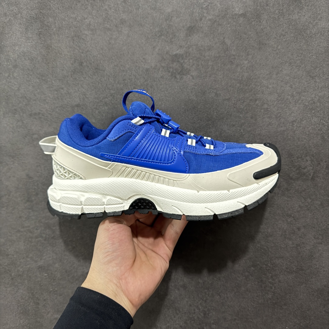 【PE版本】NK Zoom Vomero 5 Roam 佛莫罗5代徒步版系列经典复古增高厚底休闲运动慢跑鞋 FV2295-400 Vomero Roam「漫游鞋」舒适性典范 工学拒水鞋面+ Air Zoom缓震配置无惧雨水 不受天气左右 助你灵活迈步 再加上厚实衬里和橡胶挡泥片 有效御寒不厚重 雨天照样利落出街 中性色调搭配简洁织物 打造百搭属性低调出街or高调亮相 都看你的男女同款不同色 轻松get多元风格 尺码:36 36.5 37.5 38 38.5 39 40 40.5 41 42 42.5 43 44 44.5 45-选品中心