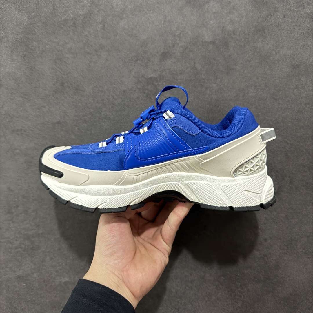 图片[2]-【PE版本】NK Zoom Vomero 5 Roam 佛莫罗5代徒步版系列经典复古增高厚底休闲运动慢跑鞋 FV2295-400 Vomero Roam「漫游鞋」舒适性典范 工学拒水鞋面+ Air Zoom缓震配置无惧雨水 不受天气左右 助你灵活迈步 再加上厚实衬里和橡胶挡泥片 有效御寒不厚重 雨天照样利落出街 中性色调搭配简洁织物 打造百搭属性低调出街or高调亮相 都看你的男女同款不同色 轻松get多元风格 尺码：36 36.5 37.5 38 38.5 39 40 40.5 41 42 42.5 43 44 44.5 45-选品中心