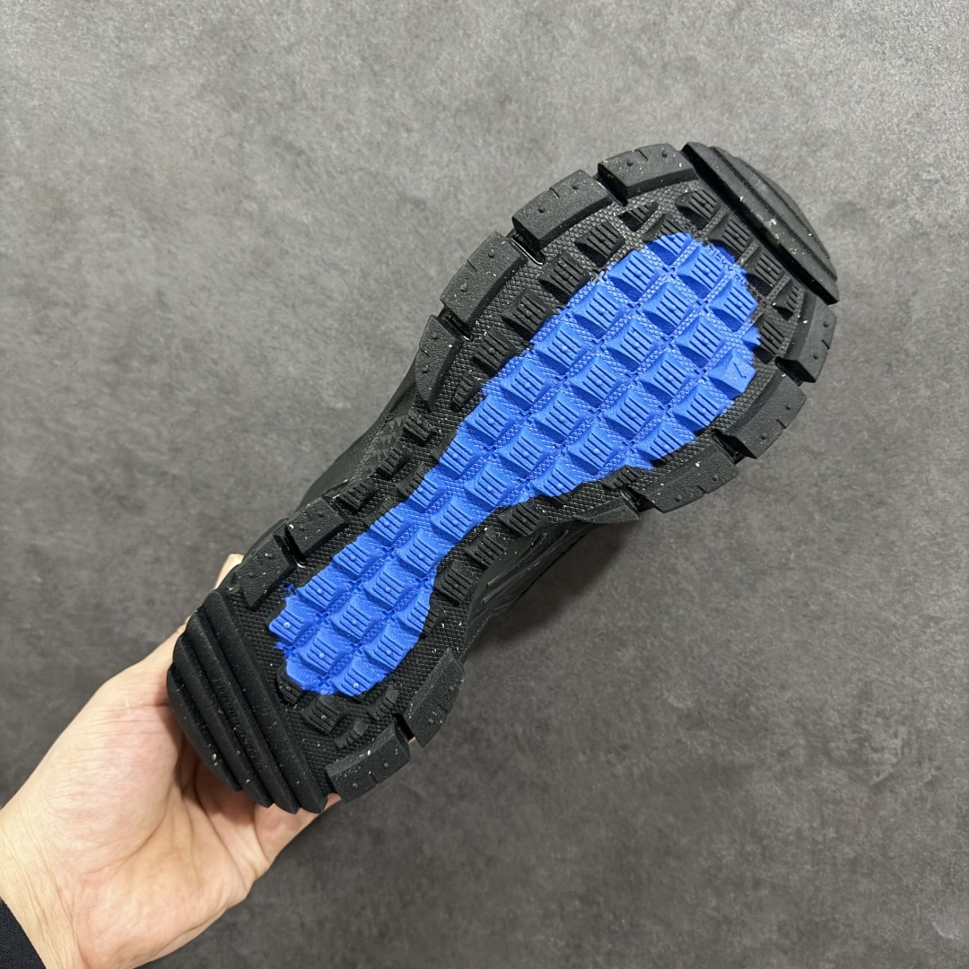 图片[9]-【PE版本】NK Zoom Vomero 5 Roam 佛莫罗5代徒步版系列经典复古增高厚底休闲运动慢跑鞋 FV2295-002 Vomero Roam「漫游鞋」舒适性典范 工学拒水鞋面+ Air Zoom缓震配置无惧雨水 不受天气左右 助你灵活迈步 再加上厚实衬里和橡胶挡泥片 有效御寒不厚重 雨天照样利落出街 中性色调搭配简洁织物 打造百搭属性低调出街or高调亮相 都看你的男女同款不同色 轻松get多元风格 尺码：36 36.5 37.5 38 38.5 39 40 40.5 41 42 42.5 43 44 44.5 45-选品中心