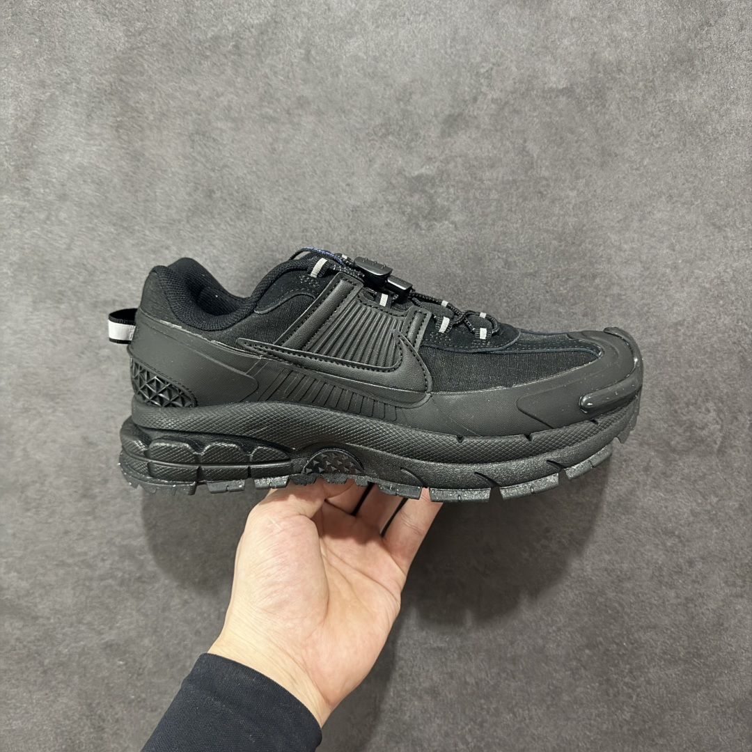 【PE版本】NK Zoom Vomero 5 Roam 佛莫罗5代徒步版系列经典复古增高厚底休闲运动慢跑鞋 FV2295-002 Vomero Roam「漫游鞋」舒适性典范 工学拒水鞋面+ Air Zoom缓震配置无惧雨水 不受天气左右 助你灵活迈步 再加上厚实衬里和橡胶挡泥片 有效御寒不厚重 雨天照样利落出街 中性色调搭配简洁织物 打造百搭属性低调出街or高调亮相 都看你的男女同款不同色 轻松get多元风格 尺码:36 36.5 37.5 38 38.5 39 40 40.5 41 42 42.5 43 44 44.5 45-选品中心