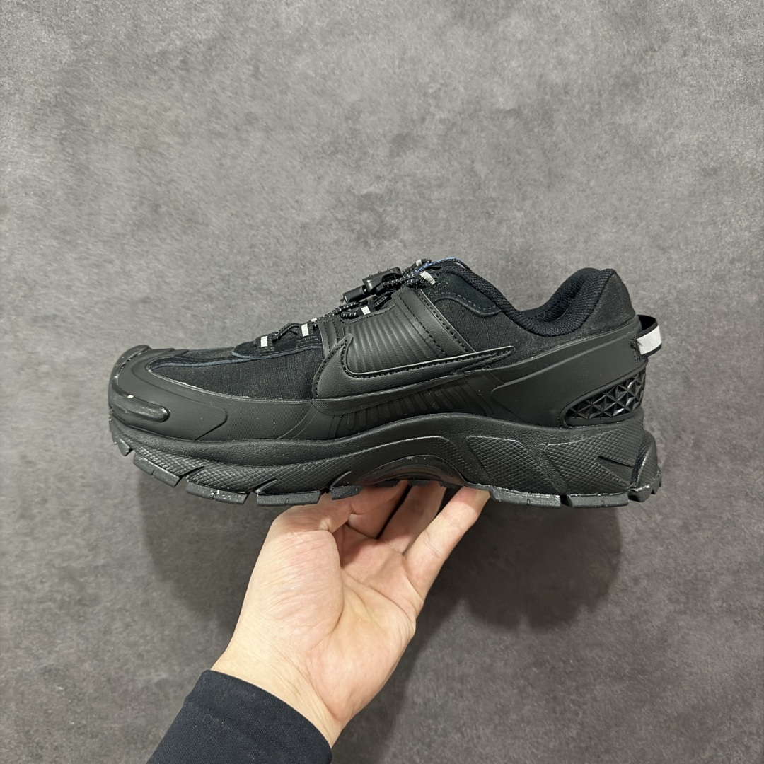 图片[2]-【PE版本】NK Zoom Vomero 5 Roam 佛莫罗5代徒步版系列经典复古增高厚底休闲运动慢跑鞋 FV2295-002 Vomero Roam「漫游鞋」舒适性典范 工学拒水鞋面+ Air Zoom缓震配置无惧雨水 不受天气左右 助你灵活迈步 再加上厚实衬里和橡胶挡泥片 有效御寒不厚重 雨天照样利落出街 中性色调搭配简洁织物 打造百搭属性低调出街or高调亮相 都看你的男女同款不同色 轻松get多元风格 尺码：36 36.5 37.5 38 38.5 39 40 40.5 41 42 42.5 43 44 44.5 45-选品中心