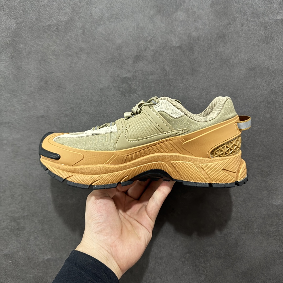 图片[2]-【PE版本】NK Zoom Vomero 5 Roam 佛莫罗5代徒步版系列经典复古增高厚底休闲运动慢跑鞋 HQ2181-200 Vomero Roam「漫游鞋」舒适性典范 工学拒水鞋面+ Air Zoom缓震配置无惧雨水 不受天气左右 助你灵活迈步 再加上厚实衬里和橡胶挡泥片 有效御寒不厚重 雨天照样利落出街 中性色调搭配简洁织物 打造百搭属性低调出街or高调亮相 都看你的男女同款不同色 轻松get多元风格 尺码：36 36.5 37.5 38 38.5 39 40 40.5 41 42 42.5 43 44 44.5 45-选品中心