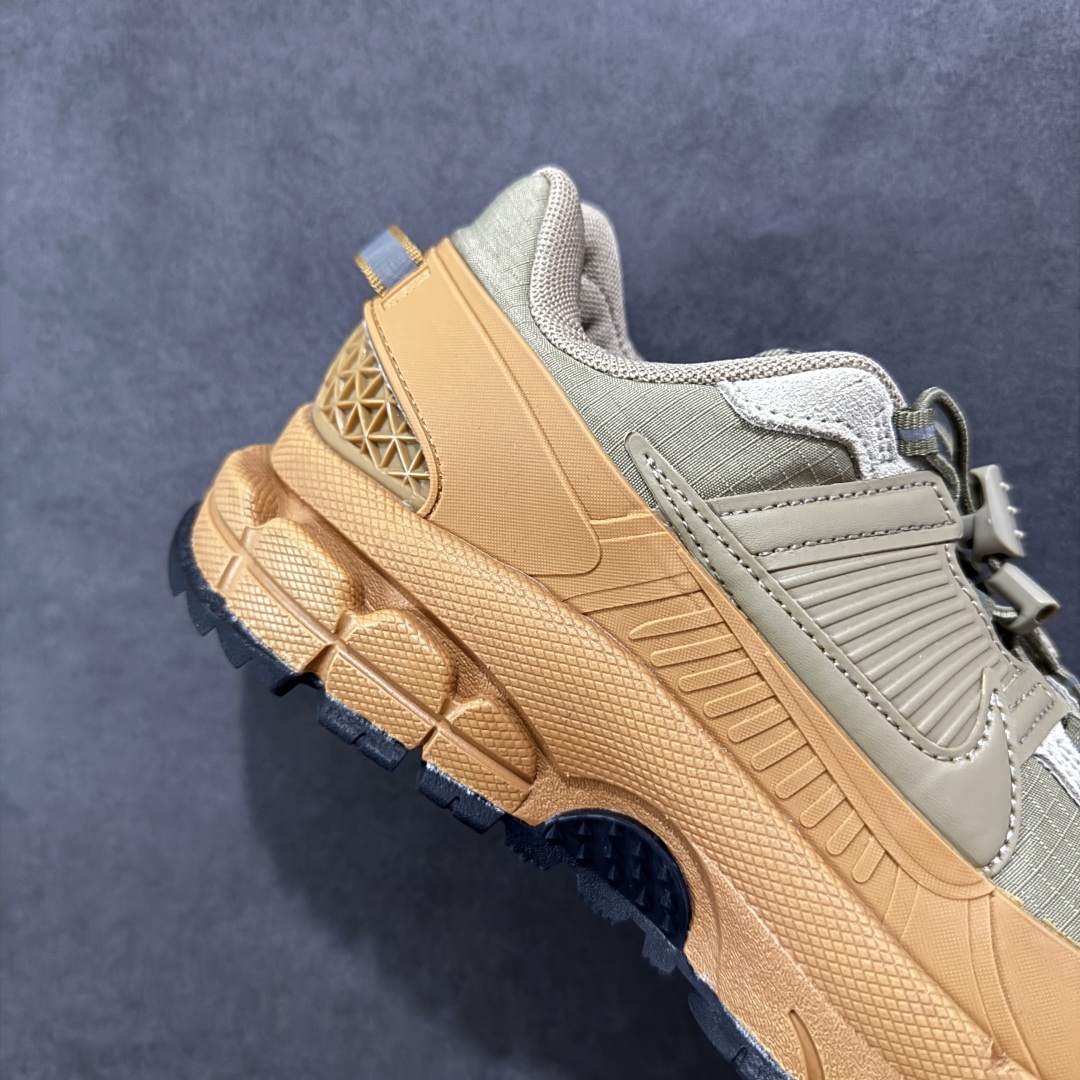 图片[6]-【PE版本】NK Zoom Vomero 5 Roam 佛莫罗5代徒步版系列经典复古增高厚底休闲运动慢跑鞋 HQ2181-200 Vomero Roam「漫游鞋」舒适性典范 工学拒水鞋面+ Air Zoom缓震配置无惧雨水 不受天气左右 助你灵活迈步 再加上厚实衬里和橡胶挡泥片 有效御寒不厚重 雨天照样利落出街 中性色调搭配简洁织物 打造百搭属性低调出街or高调亮相 都看你的男女同款不同色 轻松get多元风格 尺码：36 36.5 37.5 38 38.5 39 40 40.5 41 42 42.5 43 44 44.5 45-选品中心