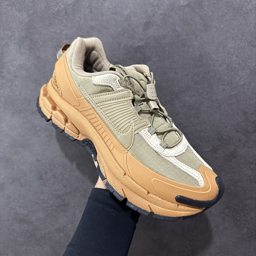 图片[3]-【PE版本】NK Zoom Vomero 5 Roam 佛莫罗5代徒步版系列经典复古增高厚底休闲运动慢跑鞋 HQ2181-200 Vomero Roam「漫游鞋」舒适性典范 工学拒水鞋面+ Air Zoom缓震配置无惧雨水 不受天气左右 助你灵活迈步 再加上厚实衬里和橡胶挡泥片 有效御寒不厚重 雨天照样利落出街 中性色调搭配简洁织物 打造百搭属性低调出街or高调亮相 都看你的男女同款不同色 轻松get多元风格 尺码：36 36.5 37.5 38 38.5 39 40 40.5 41 42 42.5 43 44 44.5 45-选品中心