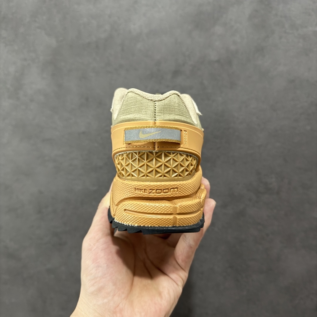 图片[4]-【PE版本】NK Zoom Vomero 5 Roam 佛莫罗5代徒步版系列经典复古增高厚底休闲运动慢跑鞋 HQ2181-200 Vomero Roam「漫游鞋」舒适性典范 工学拒水鞋面+ Air Zoom缓震配置无惧雨水 不受天气左右 助你灵活迈步 再加上厚实衬里和橡胶挡泥片 有效御寒不厚重 雨天照样利落出街 中性色调搭配简洁织物 打造百搭属性低调出街or高调亮相 都看你的男女同款不同色 轻松get多元风格 尺码：36 36.5 37.5 38 38.5 39 40 40.5 41 42 42.5 43 44 44.5 45-选品中心