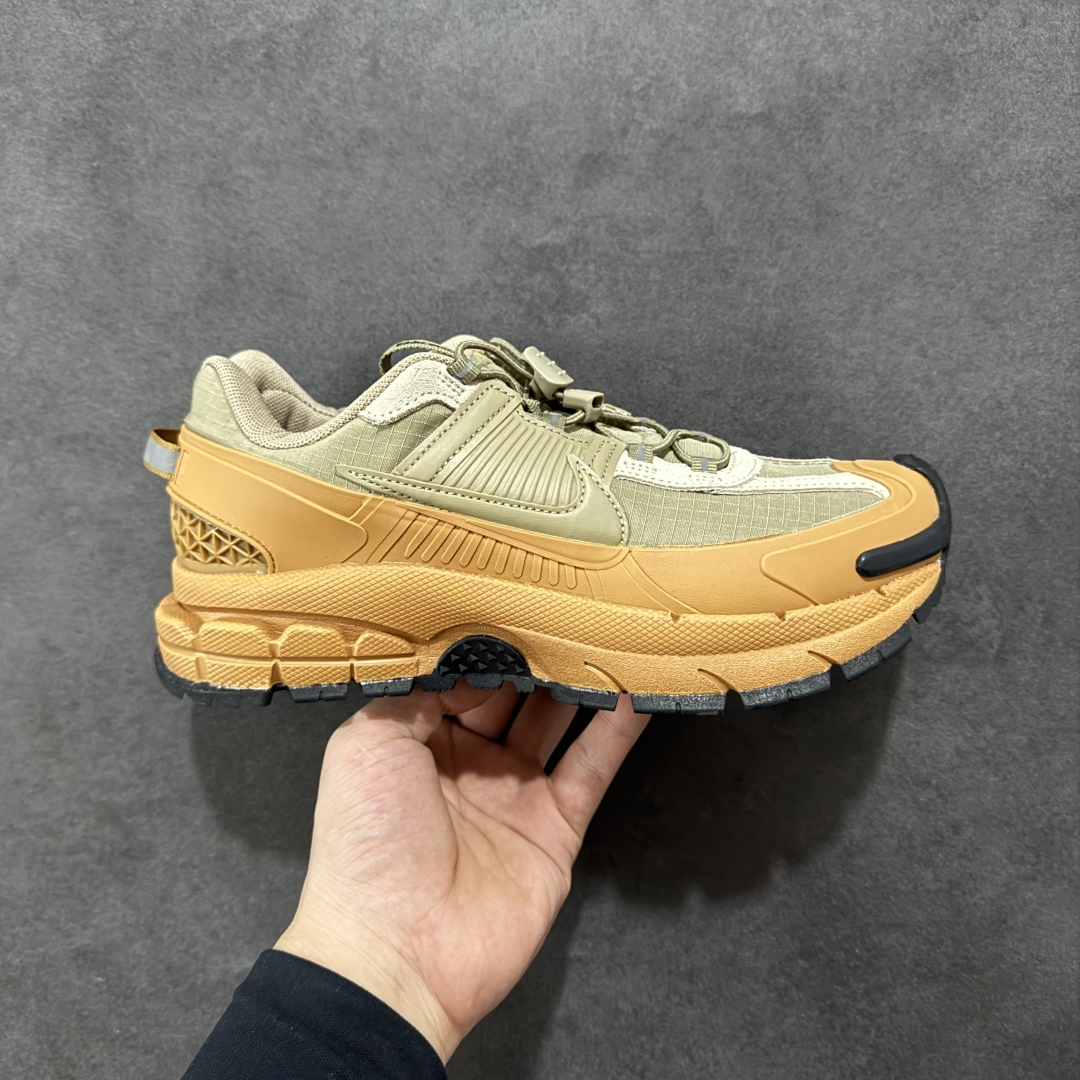 【PE版本】NK Zoom Vomero 5 Roam 佛莫罗5代徒步版系列经典复古增高厚底休闲运动慢跑鞋 HQ2181-200 Vomero Roam「漫游鞋」舒适性典范 工学拒水鞋面+ Air Zoom缓震配置无惧雨水 不受天气左右 助你灵活迈步 再加上厚实衬里和橡胶挡泥片 有效御寒不厚重 雨天照样利落出街 中性色调搭配简洁织物 打造百搭属性低调出街or高调亮相 都看你的男女同款不同色 轻松get多元风格 尺码：36 36.5 37.5 38 38.5 39 40 40.5 41 42 42.5 43 44 44.5 45-选品中心