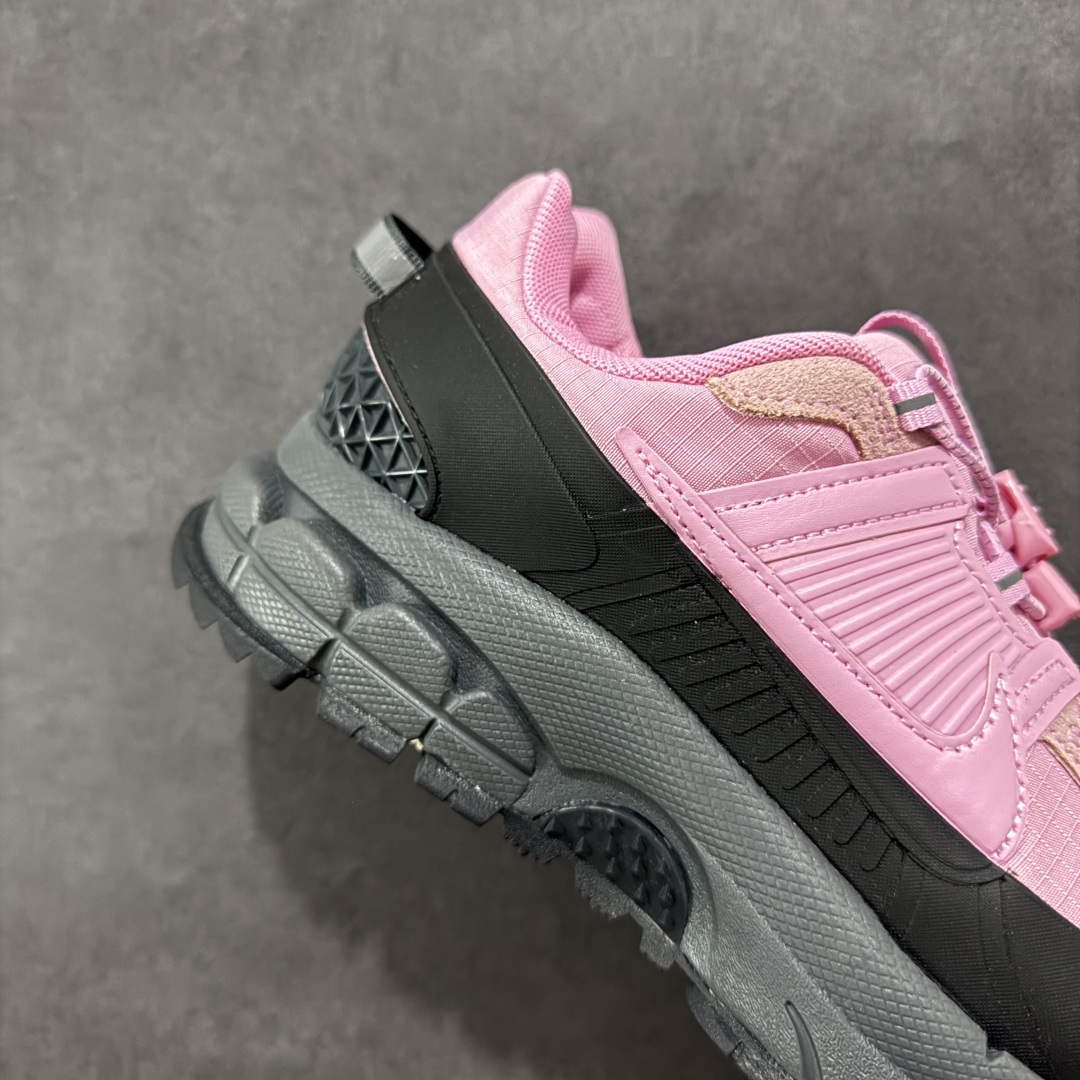 图片[6]-【PE版本】NK Zoom Vomero 5 Roam 佛莫罗5代徒步版系列经典复古增高厚底休闲运动慢跑鞋 HQ2181-003 Vomero Roam「漫游鞋」舒适性典范 工学拒水鞋面+ Air Zoom缓震配置无惧雨水 不受天气左右 助你灵活迈步 再加上厚实衬里和橡胶挡泥片 有效御寒不厚重 雨天照样利落出街 中性色调搭配简洁织物 打造百搭属性低调出街or高调亮相 都看你的男女同款不同色 轻松get多元风格 尺码：36 36.5 37.5 38 38.5 39 40 40.5 41 42 42.5 43 44 44.5 45-选品中心