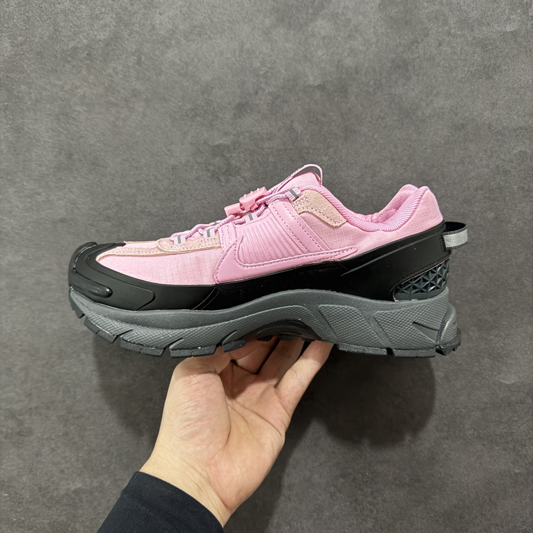 图片[2]-【PE版本】NK Zoom Vomero 5 Roam 佛莫罗5代徒步版系列经典复古增高厚底休闲运动慢跑鞋 HQ2181-003 Vomero Roam「漫游鞋」舒适性典范 工学拒水鞋面+ Air Zoom缓震配置无惧雨水 不受天气左右 助你灵活迈步 再加上厚实衬里和橡胶挡泥片 有效御寒不厚重 雨天照样利落出街 中性色调搭配简洁织物 打造百搭属性低调出街or高调亮相 都看你的男女同款不同色 轻松get多元风格 尺码：36 36.5 37.5 38 38.5 39 40 40.5 41 42 42.5 43 44 44.5 45-选品中心