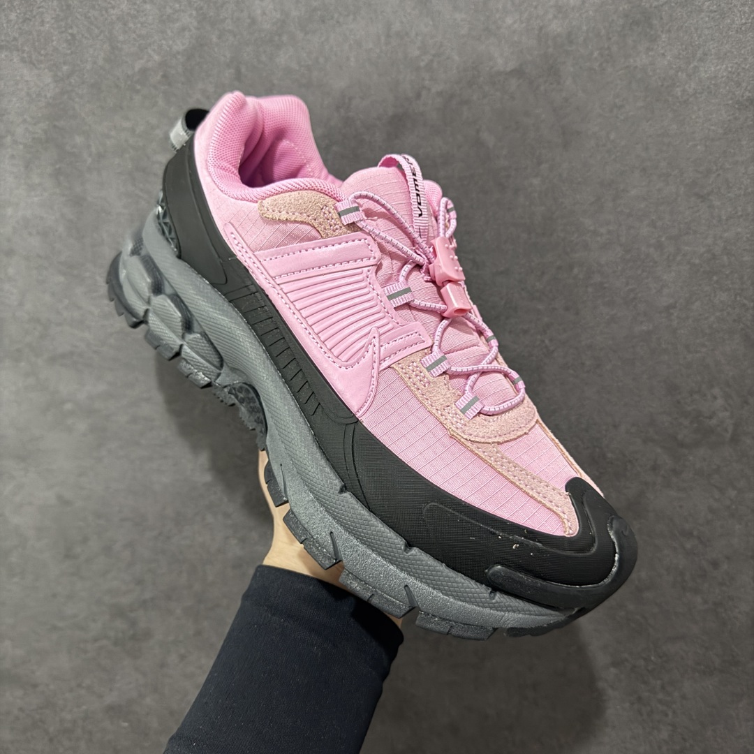 图片[3]-【PE版本】NK Zoom Vomero 5 Roam 佛莫罗5代徒步版系列经典复古增高厚底休闲运动慢跑鞋 HQ2181-003 Vomero Roam「漫游鞋」舒适性典范 工学拒水鞋面+ Air Zoom缓震配置无惧雨水 不受天气左右 助你灵活迈步 再加上厚实衬里和橡胶挡泥片 有效御寒不厚重 雨天照样利落出街 中性色调搭配简洁织物 打造百搭属性低调出街or高调亮相 都看你的男女同款不同色 轻松get多元风格 尺码：36 36.5 37.5 38 38.5 39 40 40.5 41 42 42.5 43 44 44.5 45-选品中心