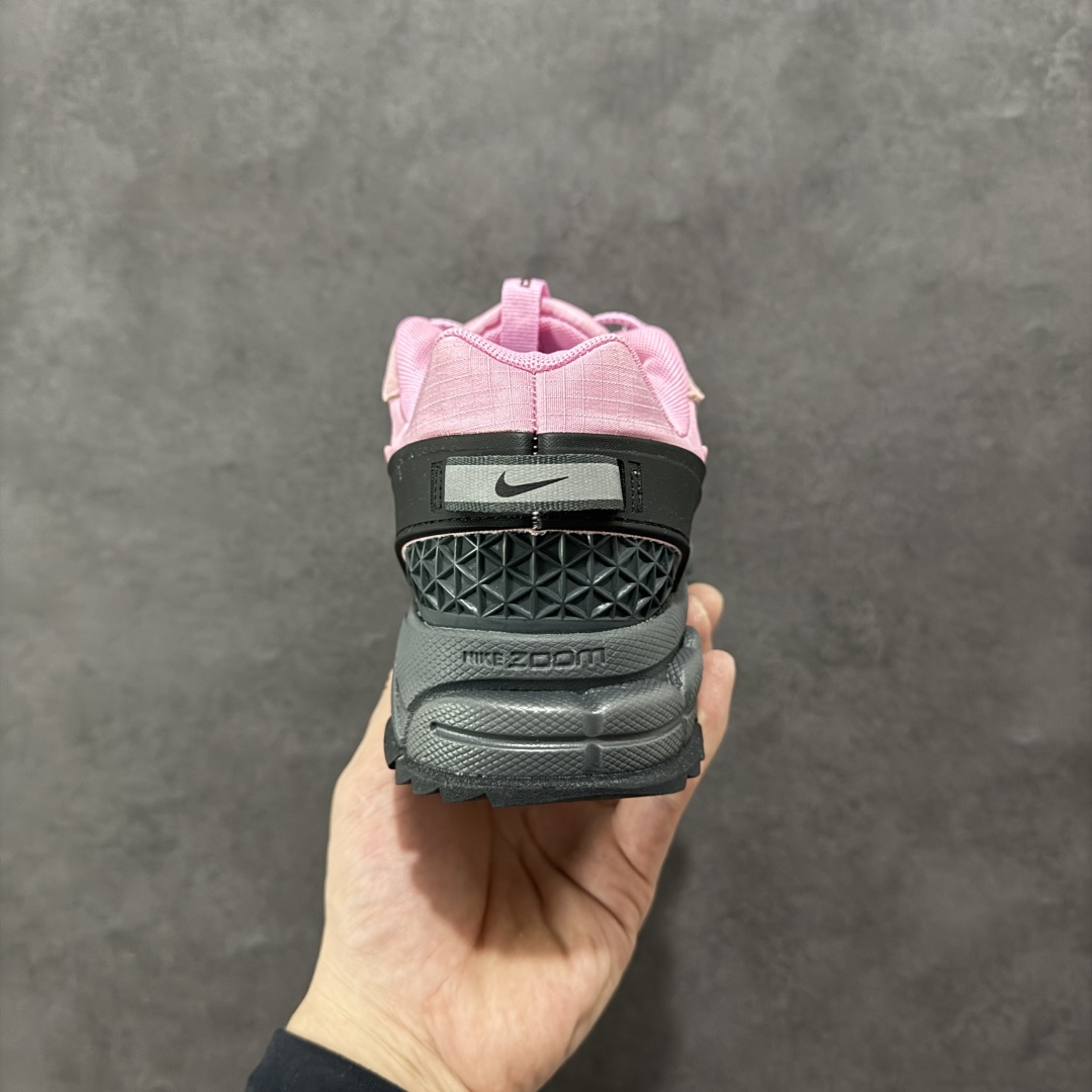 图片[4]-【PE版本】NK Zoom Vomero 5 Roam 佛莫罗5代徒步版系列经典复古增高厚底休闲运动慢跑鞋 HQ2181-003 Vomero Roam「漫游鞋」舒适性典范 工学拒水鞋面+ Air Zoom缓震配置无惧雨水 不受天气左右 助你灵活迈步 再加上厚实衬里和橡胶挡泥片 有效御寒不厚重 雨天照样利落出街 中性色调搭配简洁织物 打造百搭属性低调出街or高调亮相 都看你的男女同款不同色 轻松get多元风格 尺码：36 36.5 37.5 38 38.5 39 40 40.5 41 42 42.5 43 44 44.5 45-选品中心