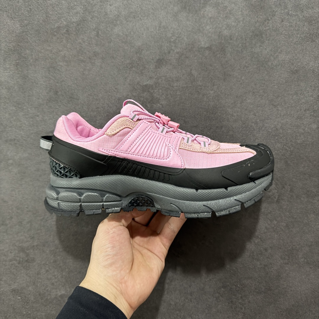 【PE版本】NK Zoom Vomero 5 Roam 佛莫罗5代徒步版系列经典复古增高厚底休闲运动慢跑鞋 HQ2181-003 Vomero Roam「漫游鞋」舒适性典范 工学拒水鞋面+ Air Zoom缓震配置无惧雨水 不受天气左右 助你灵活迈步 再加上厚实衬里和橡胶挡泥片 有效御寒不厚重 雨天照样利落出街 中性色调搭配简洁织物 打造百搭属性低调出街or高调亮相 都看你的男女同款不同色 轻松get多元风格 尺码：36 36.5 37.5 38 38.5 39 40 40.5 41 42 42.5 43 44 44.5 45-选品中心