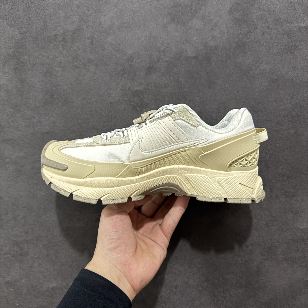 图片[2]-【PE版本】NK Zoom Vomero 5 Roam 佛莫罗5代徒步版系列经典复古增高厚底休闲运动慢跑鞋 HV2295-101 Vomero Roam「漫游鞋」舒适性典范 工学拒水鞋面+ Air Zoom缓震配置无惧雨水 不受天气左右 助你灵活迈步 再加上厚实衬里和橡胶挡泥片 有效御寒不厚重 雨天照样利落出街 中性色调搭配简洁织物 打造百搭属性低调出街or高调亮相 都看你的男女同款不同色 轻松get多元风格 尺码：36 36.5 37.5 38 38.5 39 40 40.5 41 42 42.5 43 44 44.5 45-选品中心